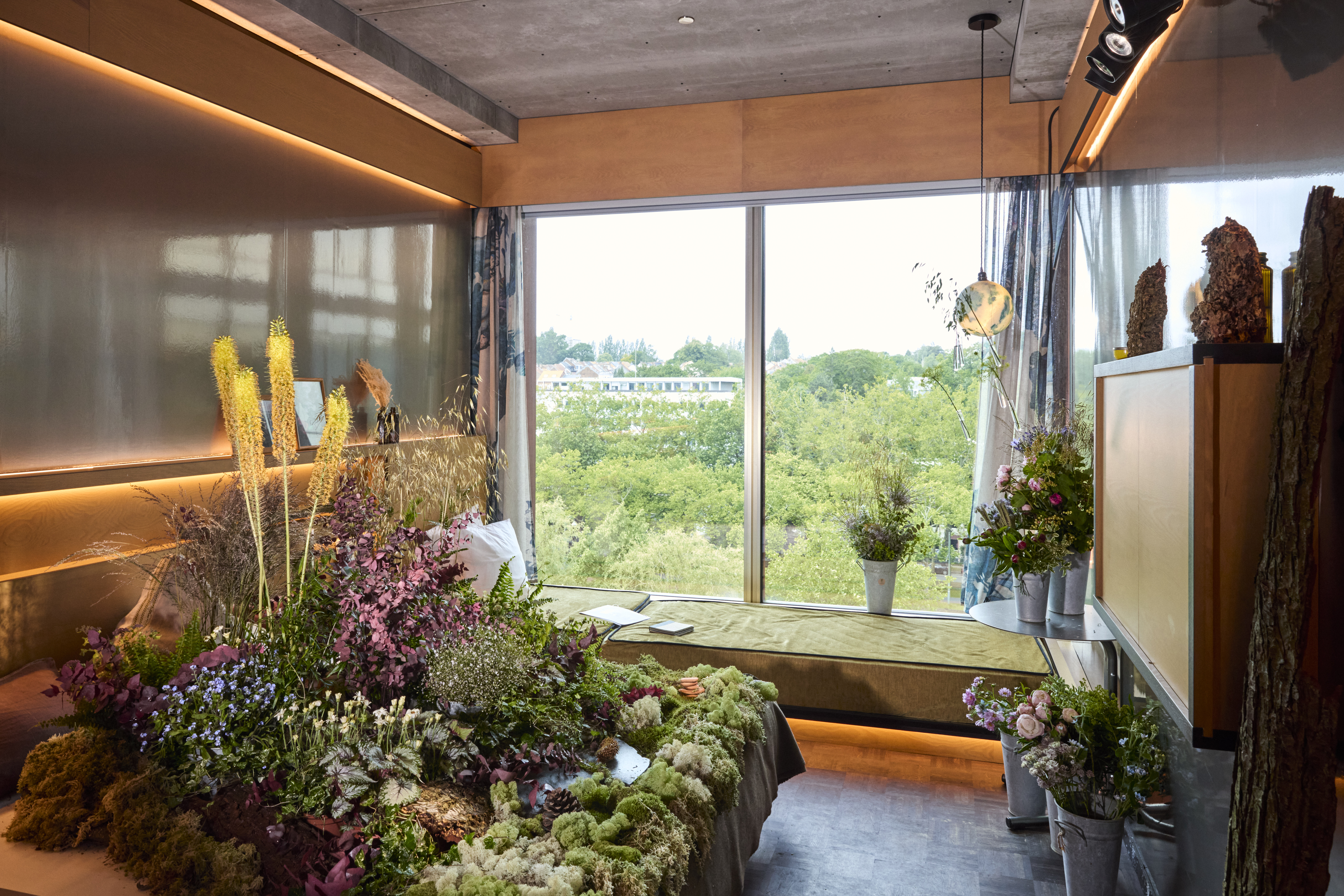 THE ROOMS EXHIBITION VIEW LOULOU FLEURISTE (1) CREDIT STANISLAS HUAUX