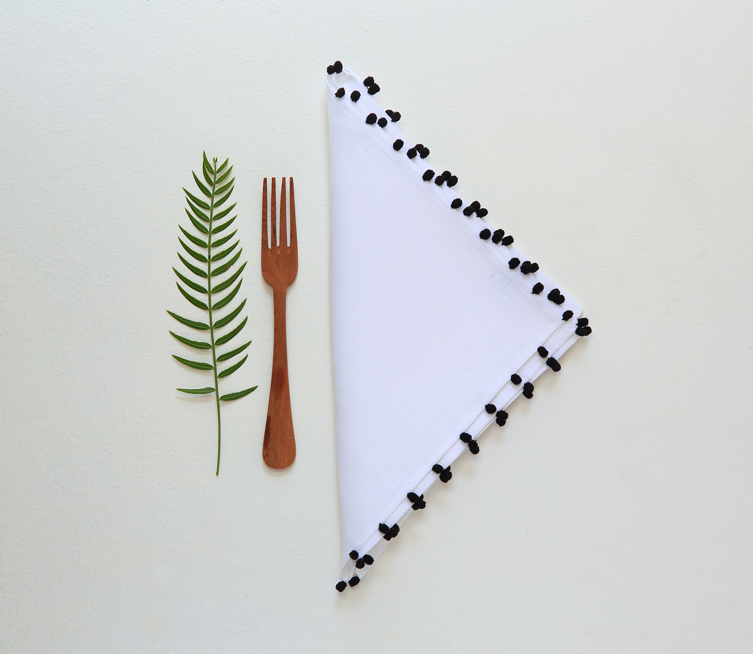 VALERIE BARKOWSKI TABLE LINEN BLANC AYA NOIR CREDIT TANIA PANOVA