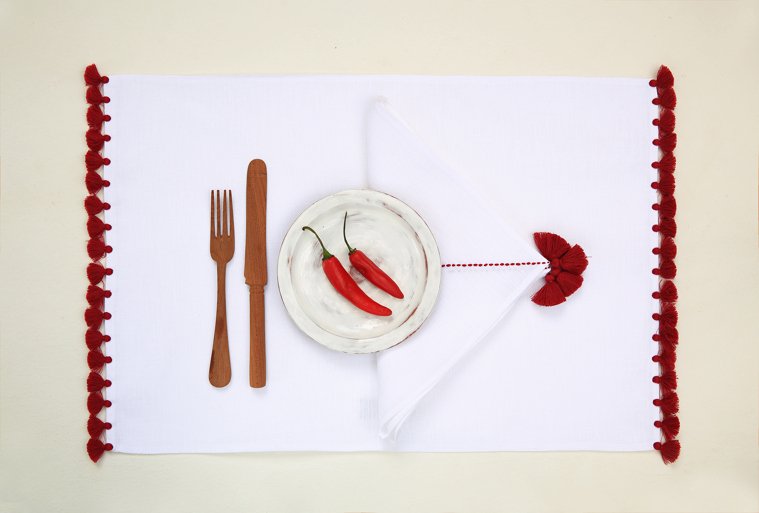 VALERIE BARKOWSKI TABLE LINEN BLANC ILIAS CARMIN CREDIT TANIA PANOVA 2