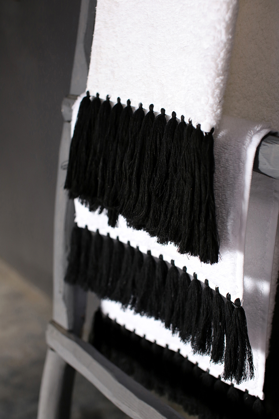 VALERIE BARKOWSKI BATH LINEN BLANC POLLUX NOIR CREDIT DELPHINE WARIN