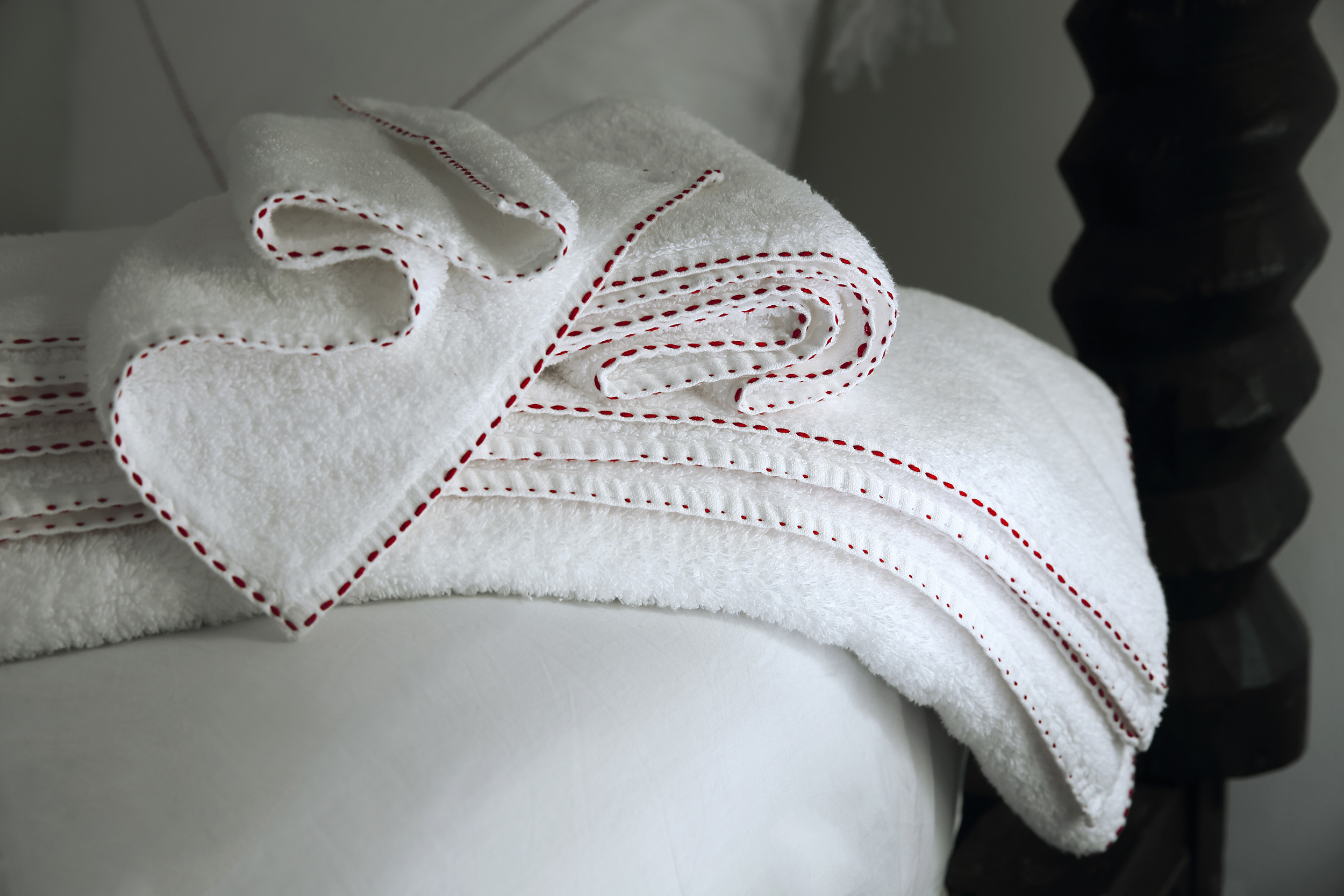 VALERIE BARKOWSKI BATH LINEN EPONGE BLANC TRASS CARMIN CREDIT TANIA PANOVA 2