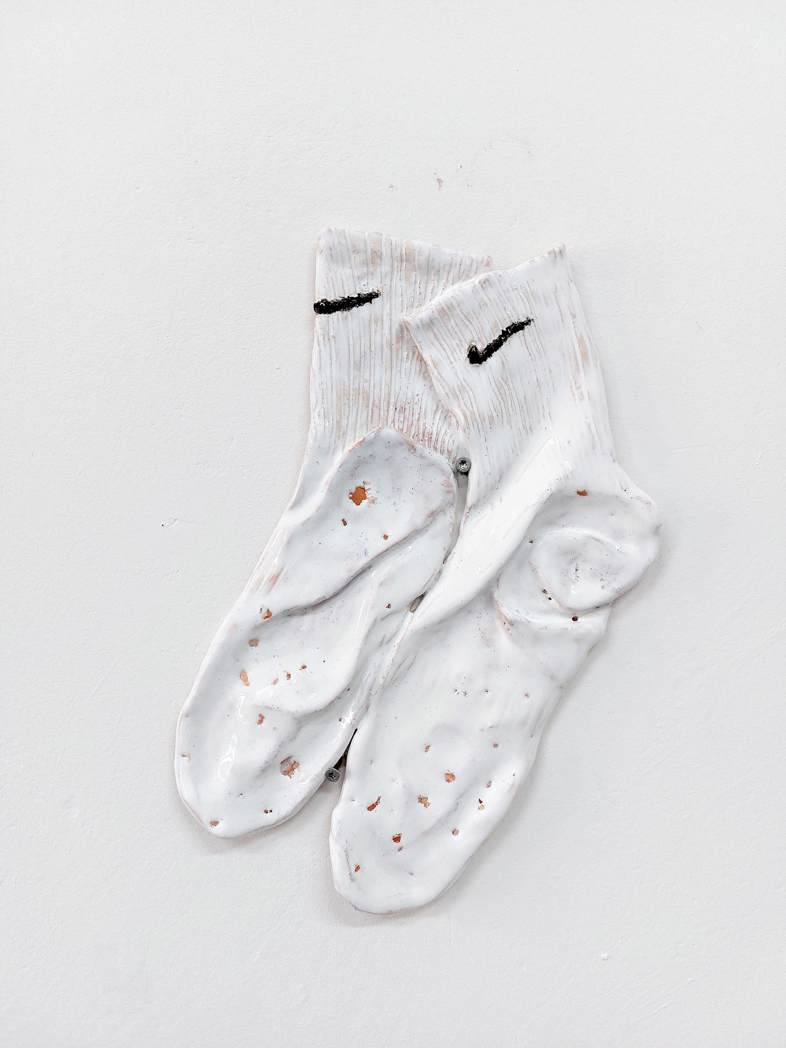 CB26 GALERIE JUDITH ANDREAE JANIS LOHRER WEISE SOCKEN 2025 GLAZED CERAMICS 34CM X 22CM X 2CM CREDIT JOHANNES BENDZULLA