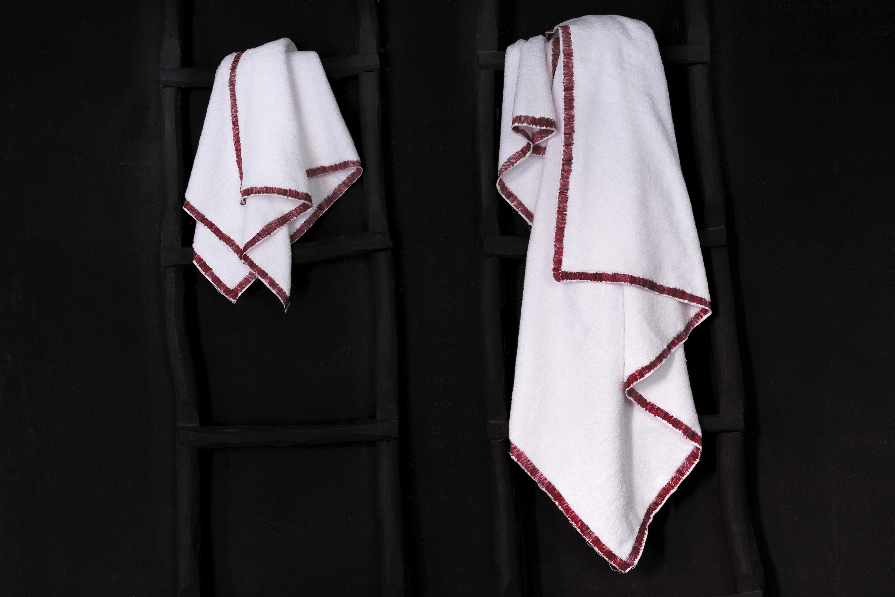 VALERIE BARKOWSKI CALI LINGE BAIN EPONGE BLANC FINITION CARMIN SERVIETTES CREDIT DELPHINE WARIN