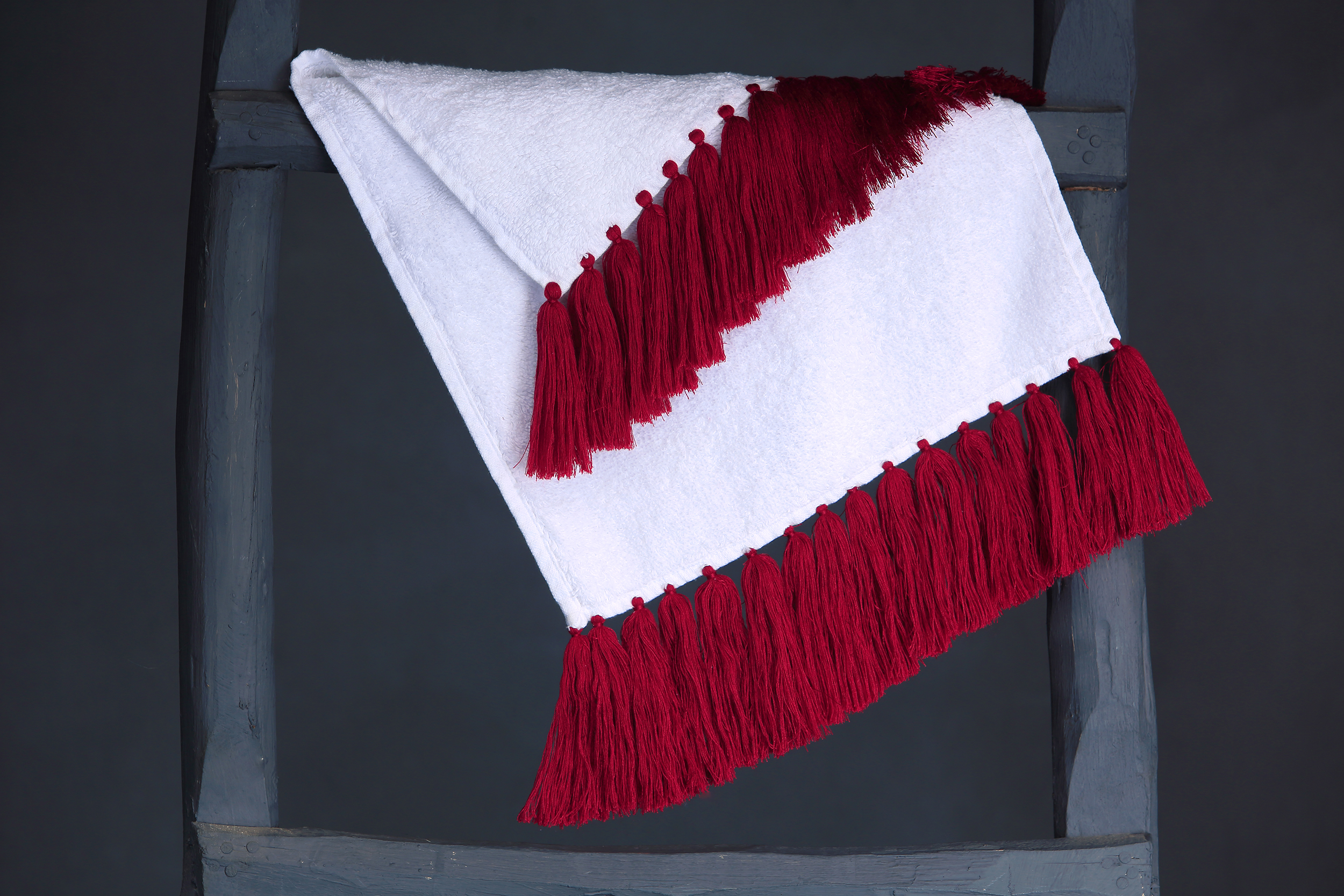 VALERIE BARKOWSKI BATH LINEN EPONGE BLANC POLLUX CARMIN DETAIL CREDIT TANIA PANOVA