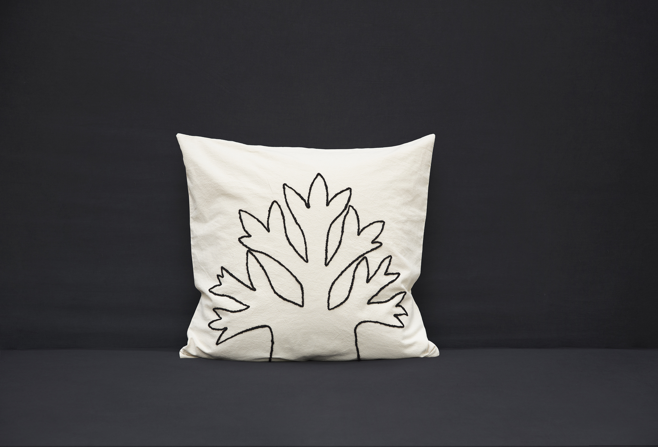 VALERIE BARKOWSKI CUSHION COVER ECRU HANA28 WOOL NOIR CREDIT TANIA PANOVA