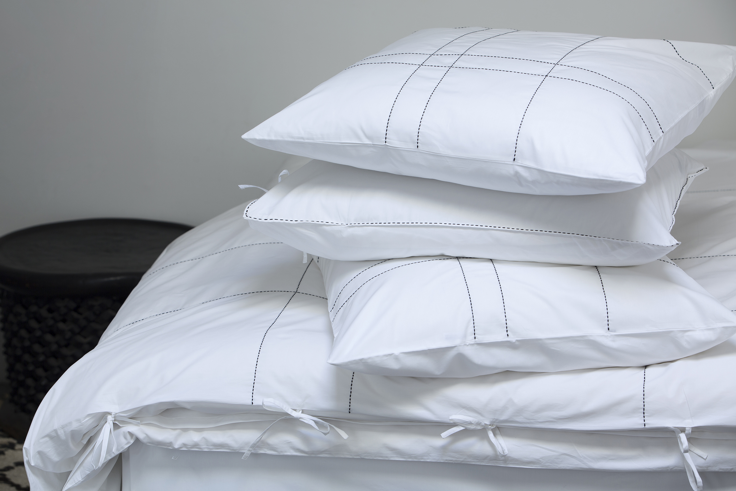 VALERIE BARKOWSKI BED LINEN BLANC KARO NOIR CREDIT TANIA PANOVA