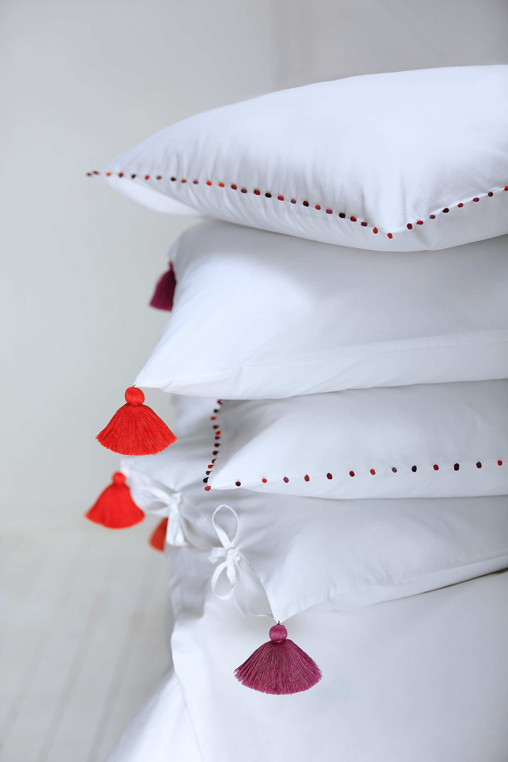 VALERIE BARKOWSKI BED LINEN BLANC POMPONS TULUM CRUSH BOULES AYA CRUSH VBARKOWSKI