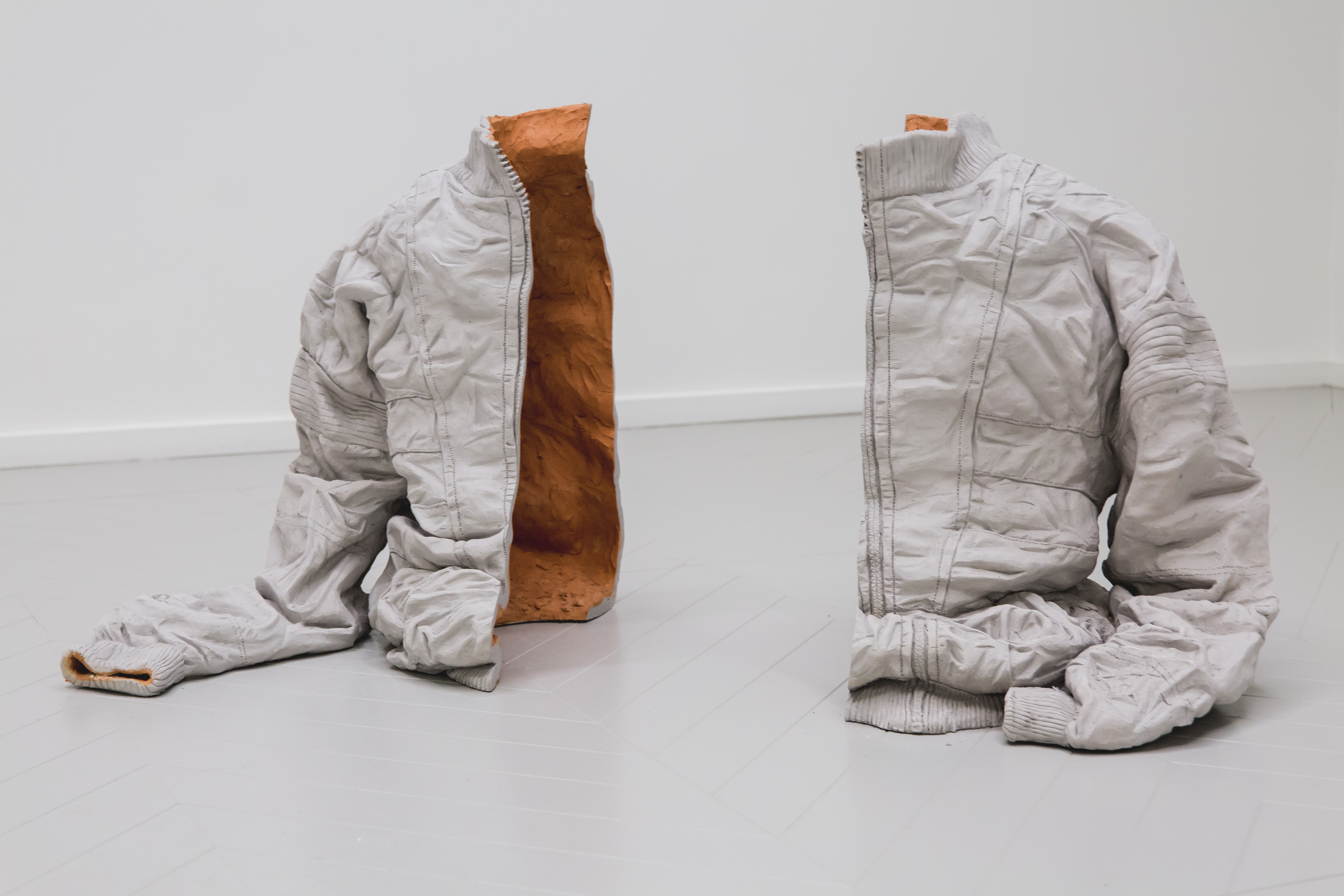 CERAMIC BRUSSELS 2026 ART PRIZE NINON HIVERT SYMBOLONS GREY ENAMELED SCULPTURE SET WITH HOLE 70CM X 45CM X 40CM 2024 CREDITS ELISE ORTIOU CAMPION