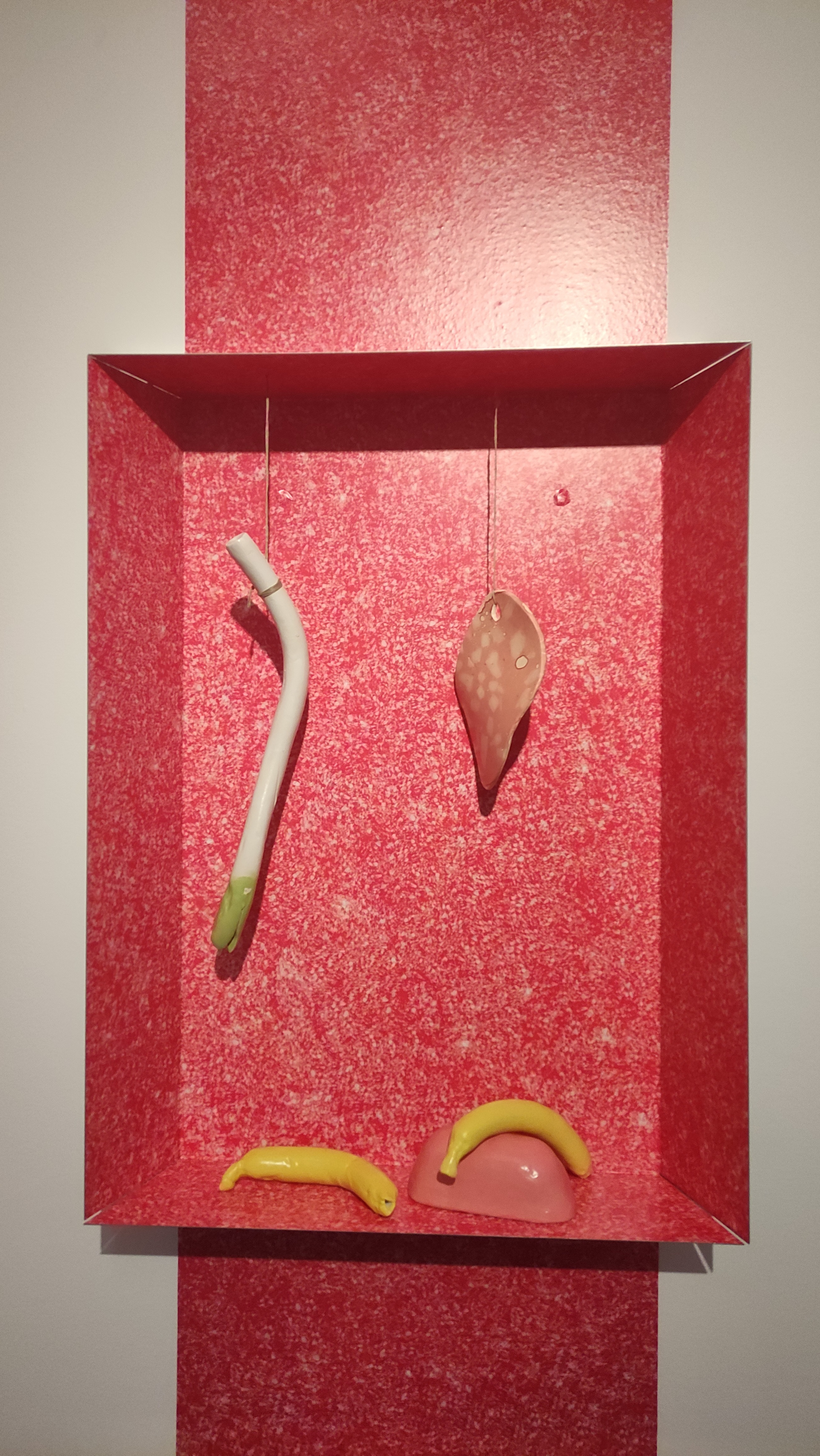CB26 Galeria Metro Montse Rego Still life with sliced meat leeks bananas and panther cake steel CB26 Galeria Metro Montse Rego inyl and glazed ceramic 80x60x15cm 2025