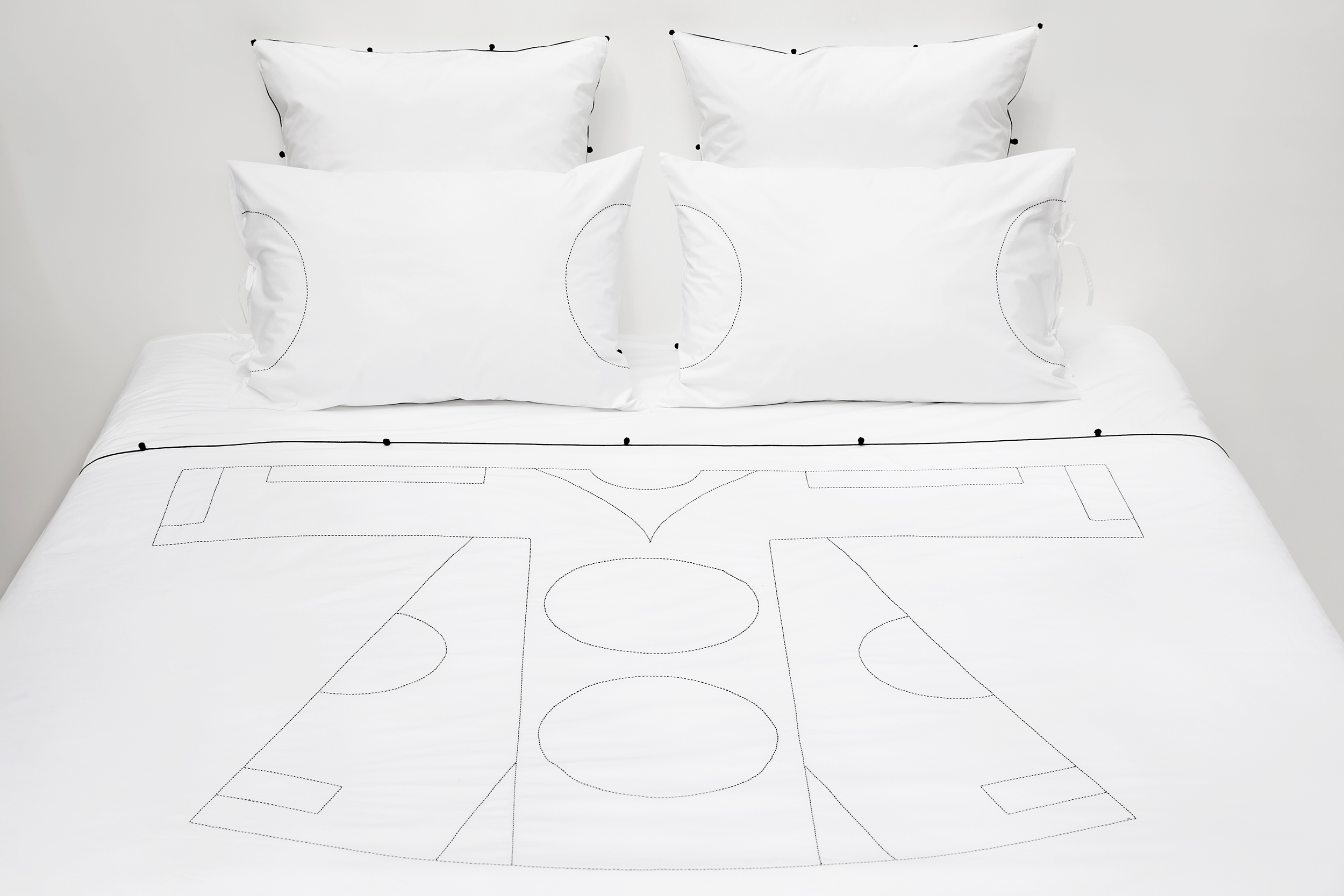 VALERIE BARKOWSKI BED LINEN BLANC NIL NOIR CREDIT TANIA PANOVA