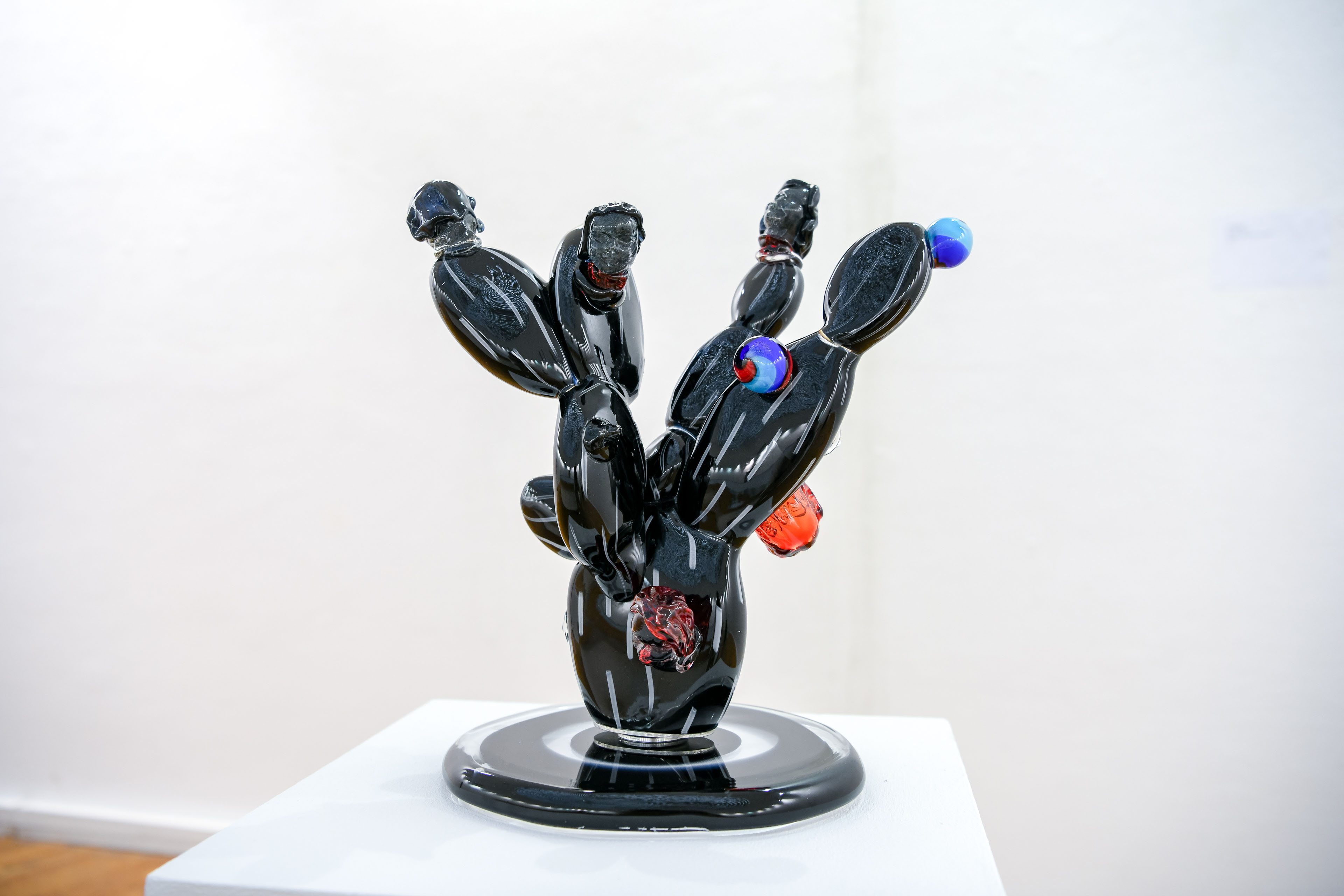 CB26 AL TIBA9 GALLERY BARRY WOLFRYD FALLING THROUGH A BLACK HOLE MURANOGLASS 37X33×24CM 2023