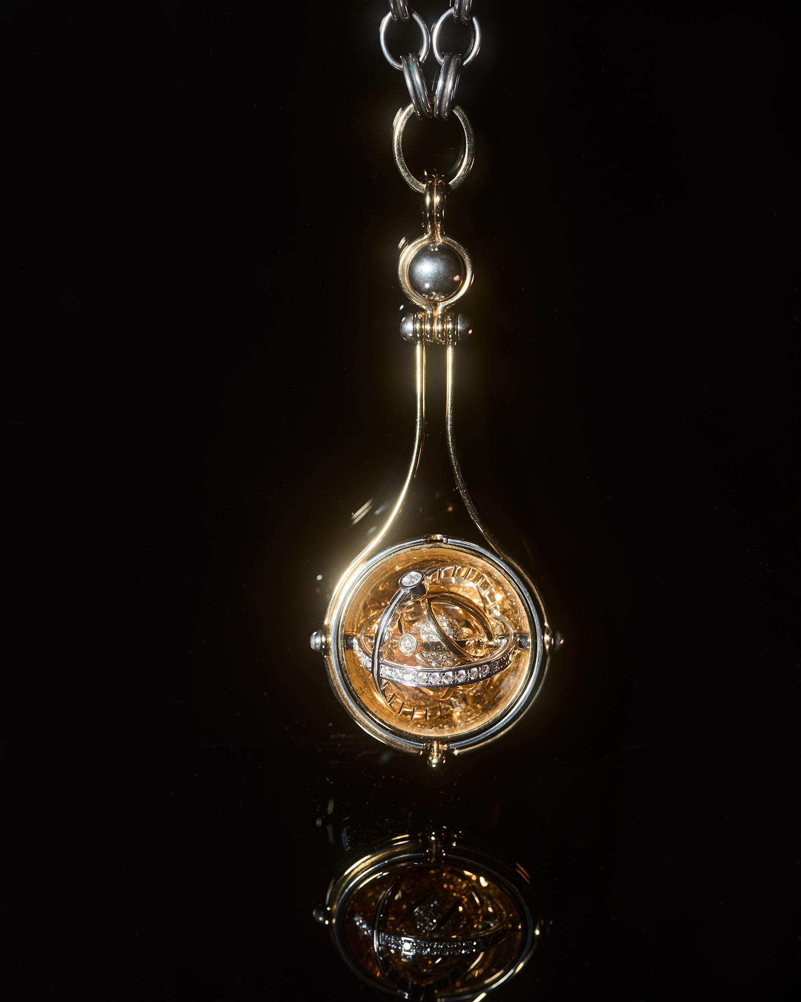 THE ROOMS ELIE TOP DIAMONT PLUTON PENDANT CREDIT HUGUES LAURENT