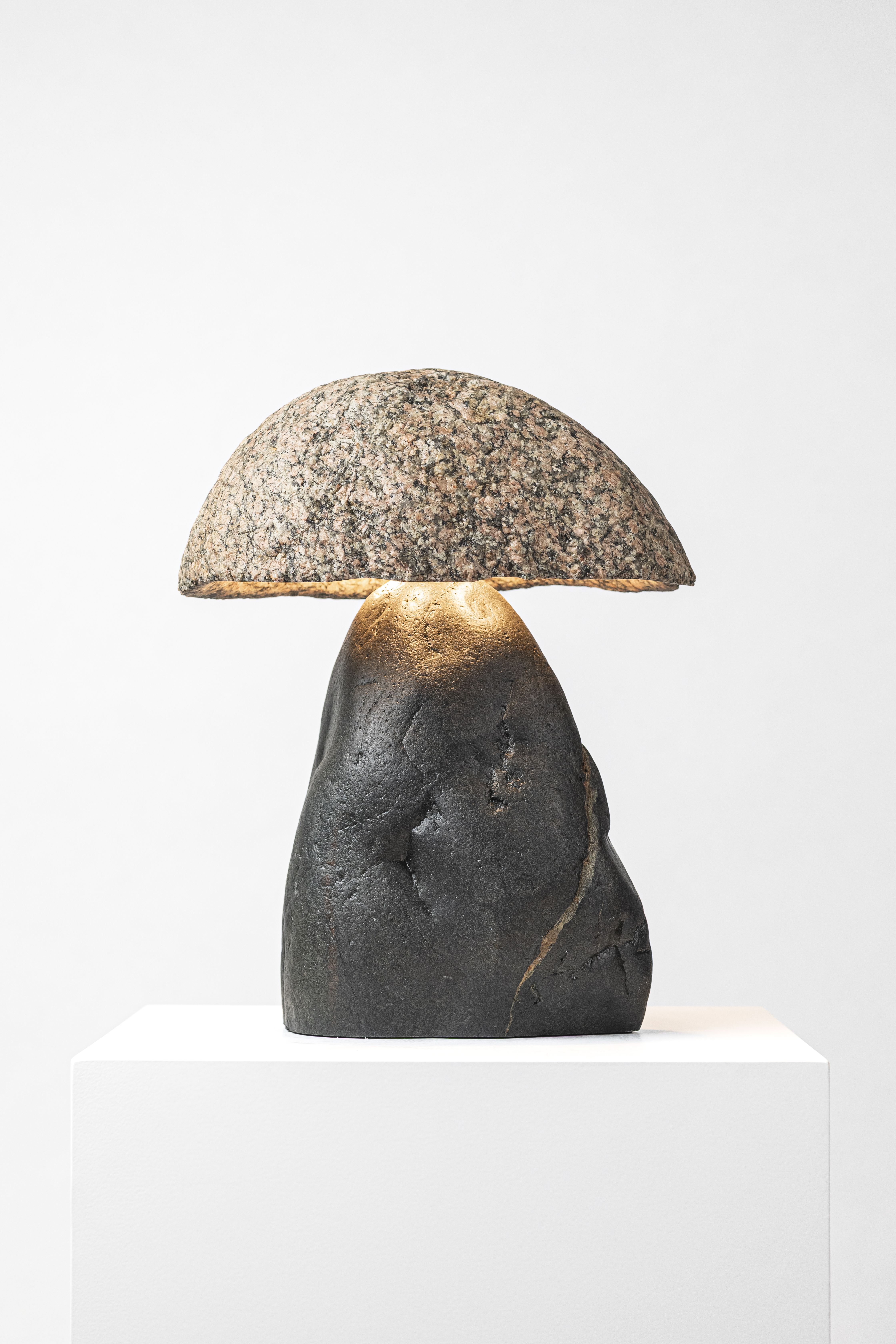 THE ROOMS SORRY WE ARE CLOSED MAARTEN DE CEULAER CAIRN LIGHT 20 CREDIT SISKA VANDECASTEELE