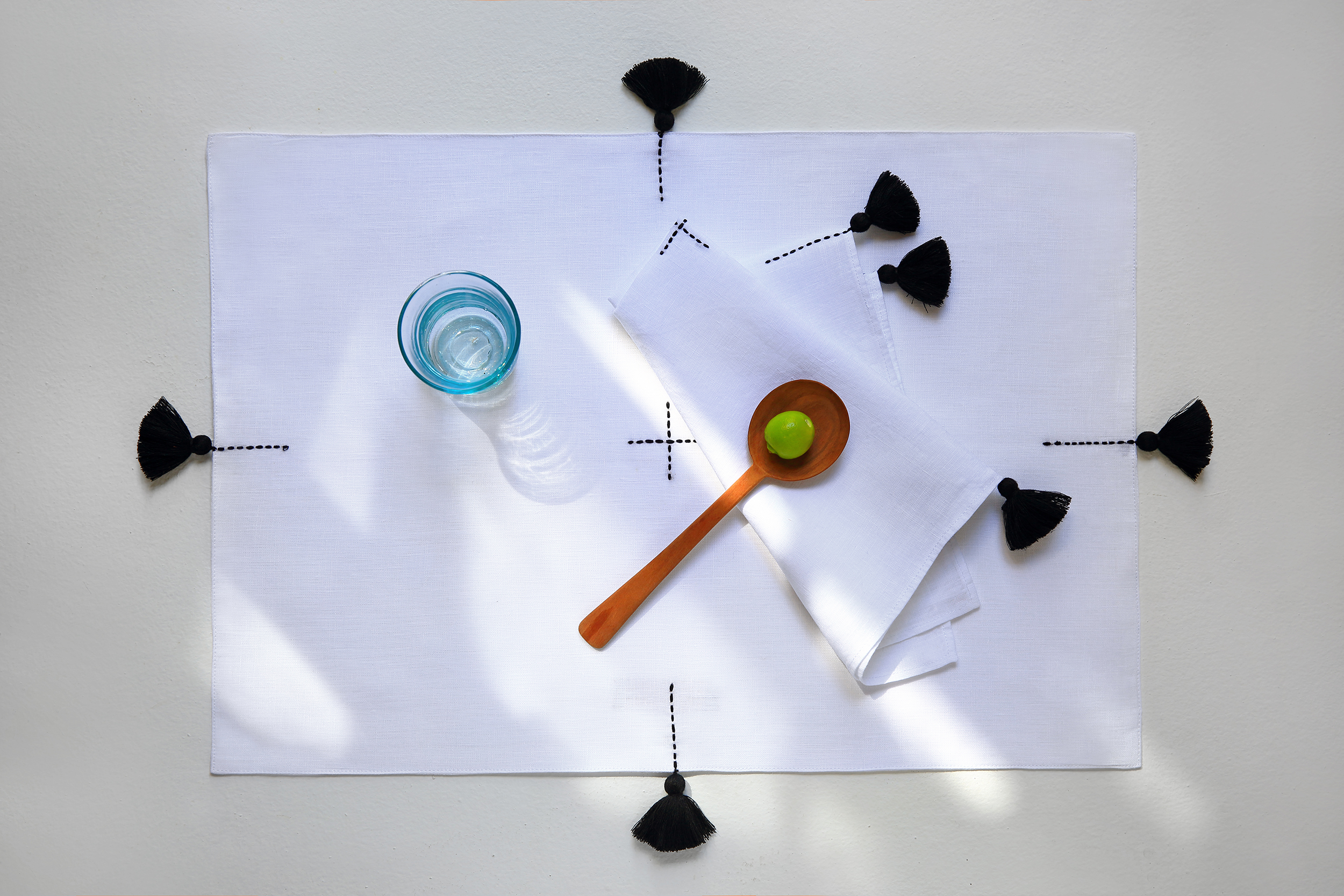 VALERIE BARKOWSKI TABLE LINEN BLANC BROKEN PLUS NOIR CREDIT TANIA PANOVA