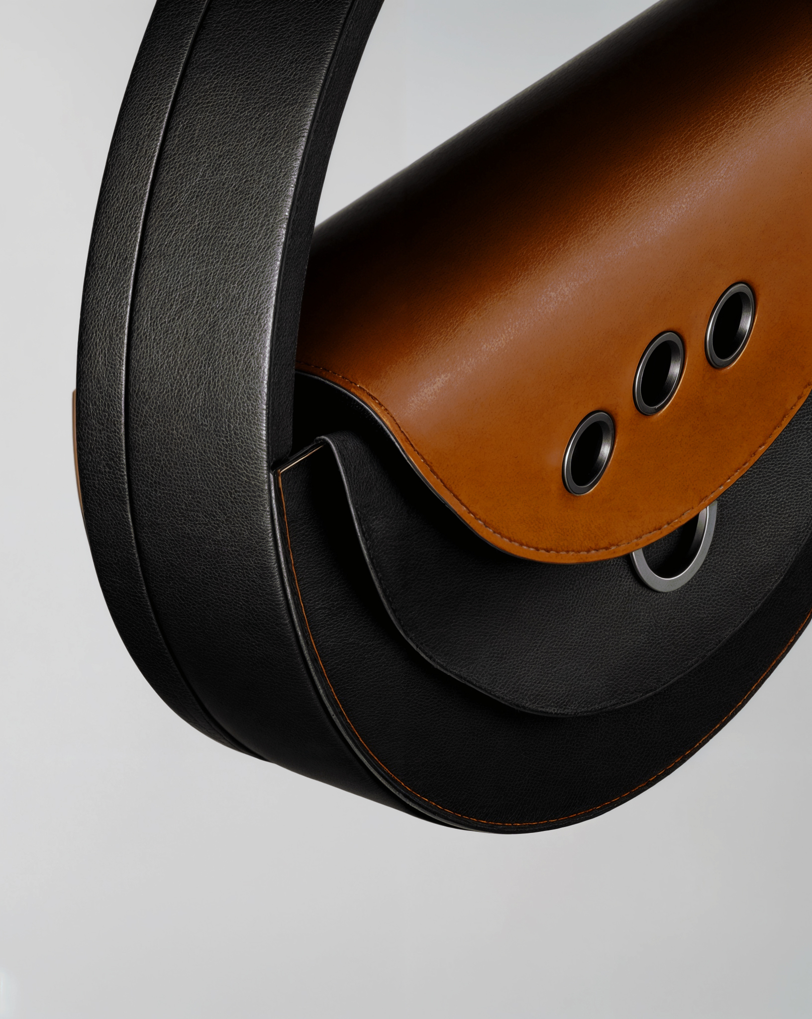 AMOROMA THE MOON BAG OPEN 09