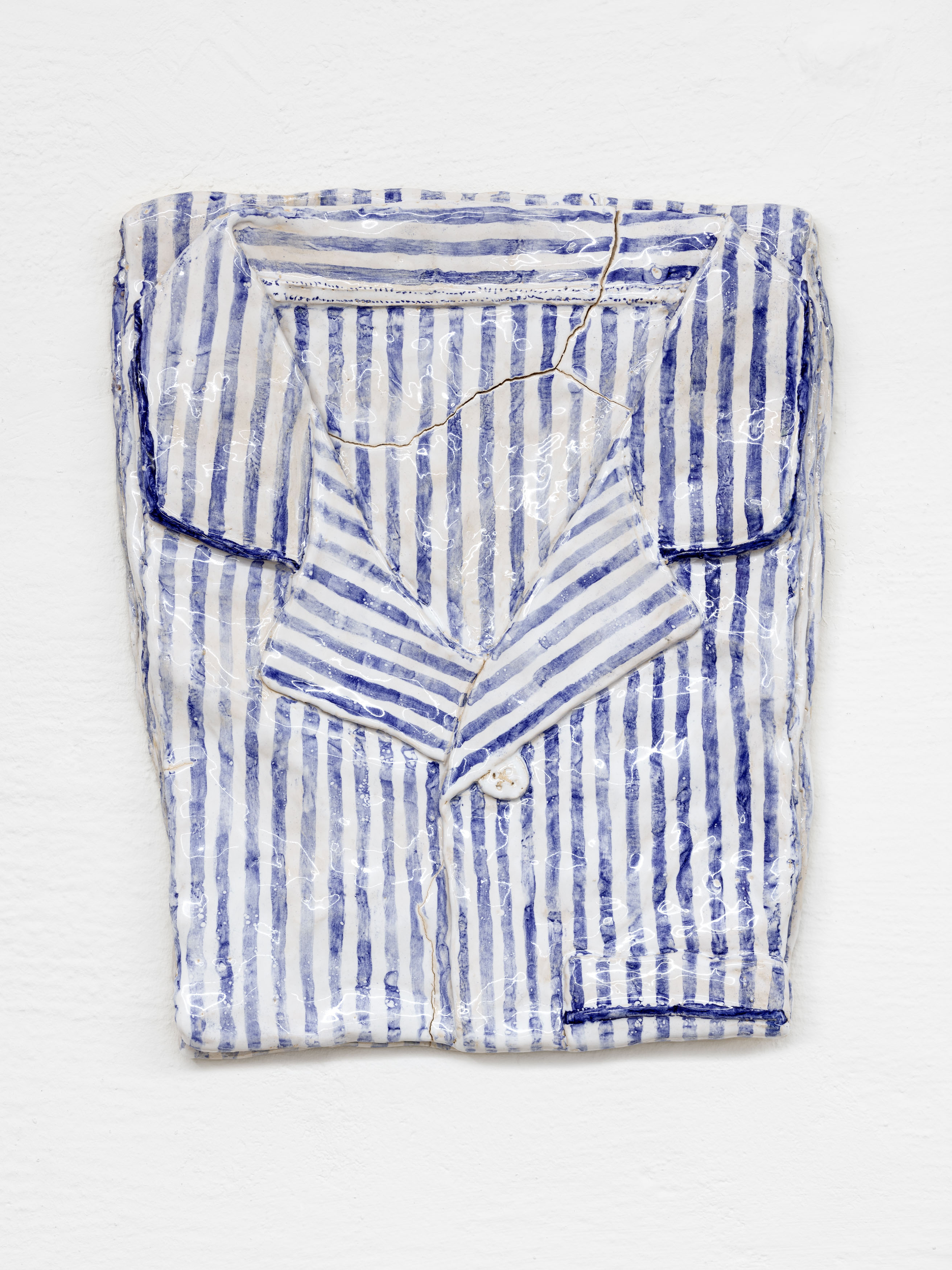 CB26 GALERIE JUDITH ANDREAE JANIS LOHRER NACHTHEMD 2024 GLAZED CERAMICS 44CM X 39CM X 4CM CREDIT JOHANNES BENDZULLA