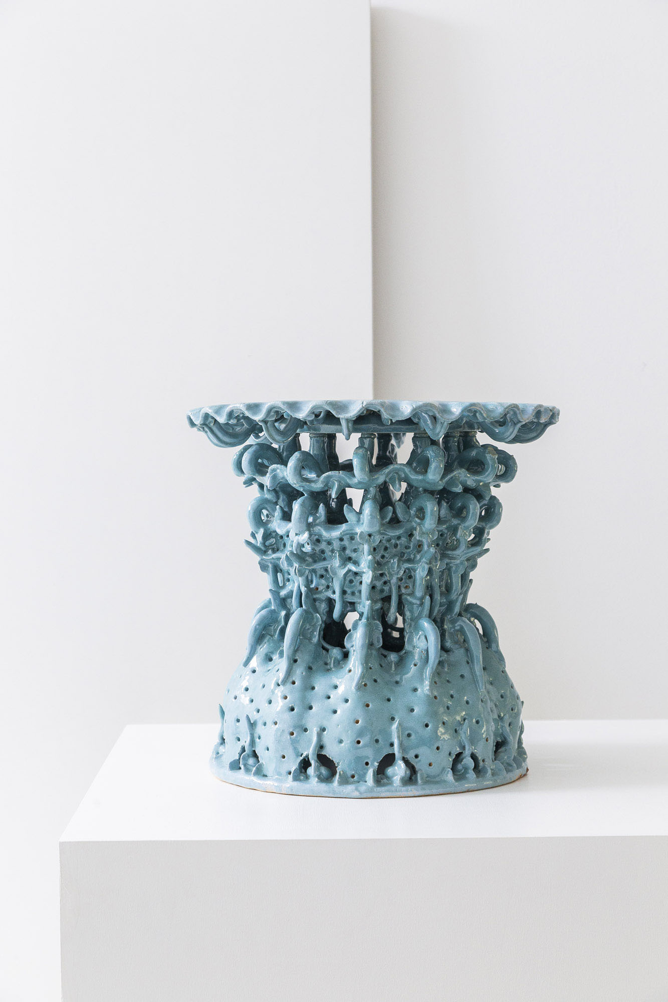 CB26 GALERIA ANTONELLA VILLANOVA KRUGER DANIEL SIDE TABLE CLAY GLAZE 38CM X 37CM X 37CM 1992 CREDIT OMAR GOLLI