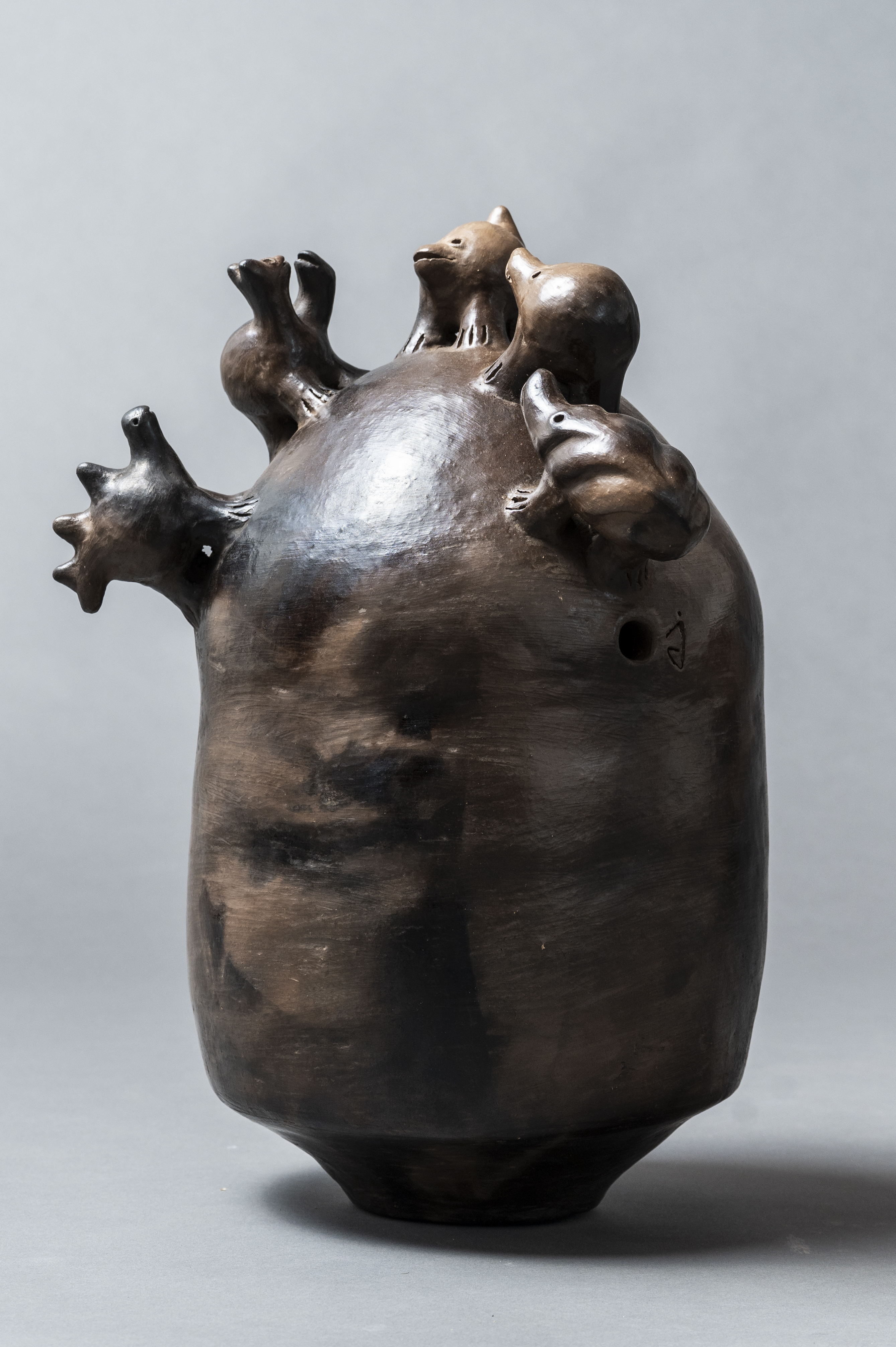 CB26 SORRY WE RE CLOSED JULIA ISIDREZ MUNDO DE JULIA OVALADO HAND BUILT CERAMIC 35CM X 33CM X 48CM 2025