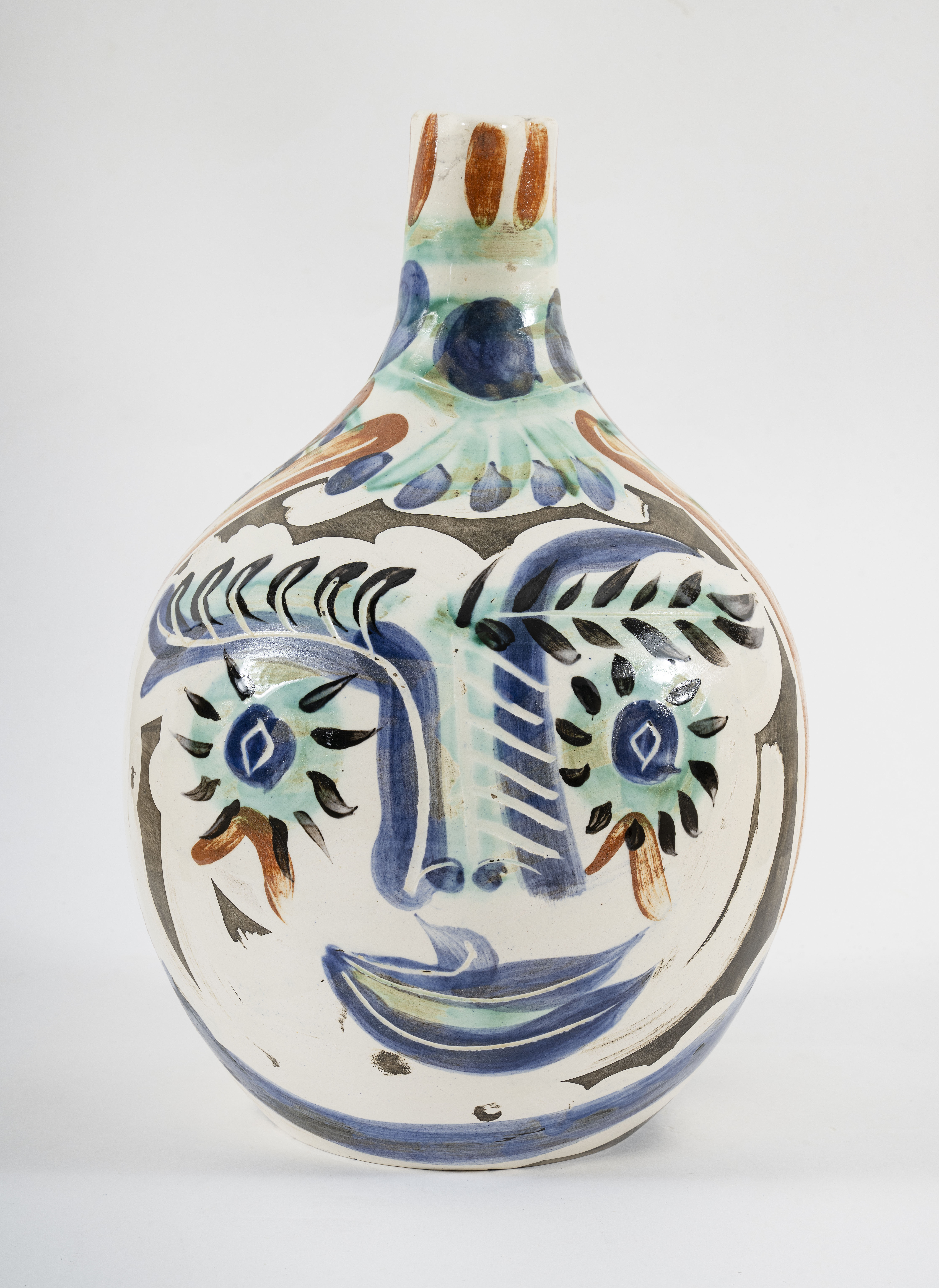 CB26 MALA GALLERY PABLO PICASSO  VISAGE AUX YEUX RIEURS TERRE DE FAIENCE BLANCHE DECOR AUX ENGOBES GRAVES AU COUTEAU SOUS GLACURE PARTIELLE AU PINCEAU PATINE NOIRE 1969