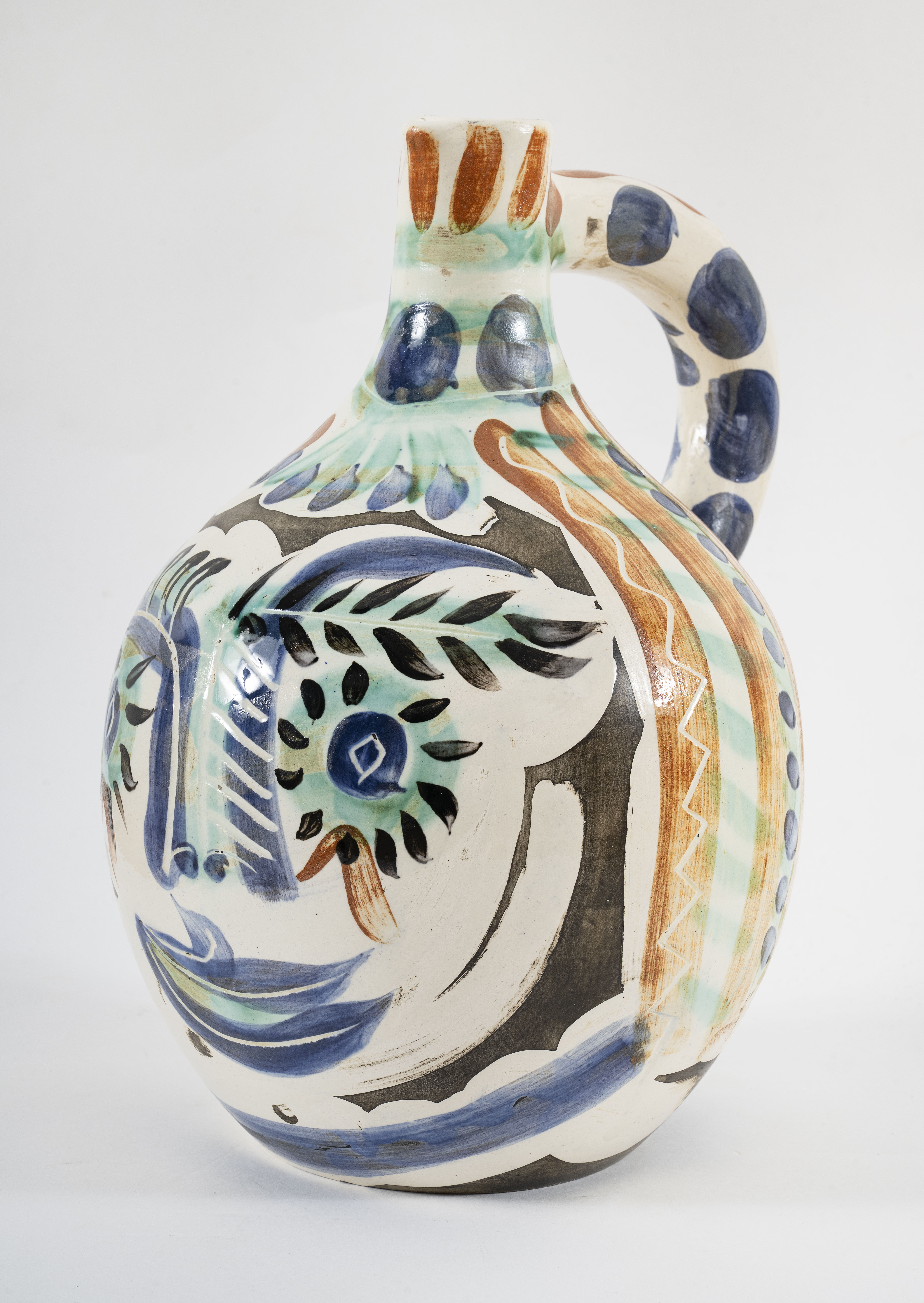 CB26 MALA GALLERY PABLO PICASSO  VISAGE AUX YEUX RIEURS TERRE DE FAIENCE BLANCHE DECOR AUX ENGOBES GRAVES AU COUTEAU SOUS GLACURE PARTIELLE AU PINCEAU PATINE NOIRE 196