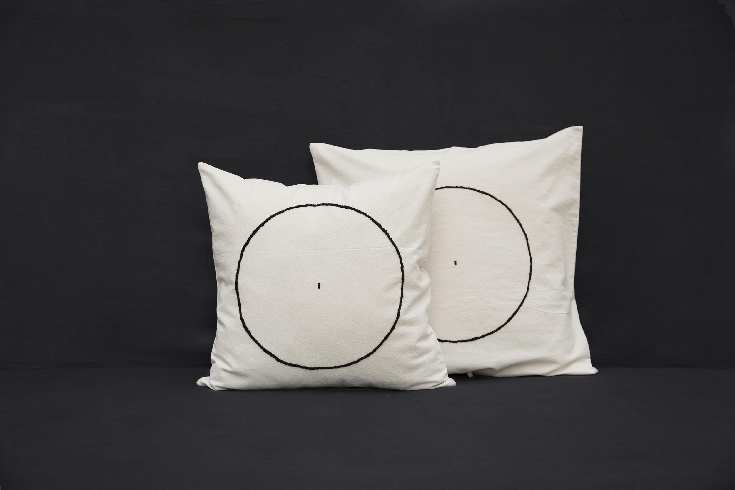 VALERIE BARKOWSKI CUSHION COVER ECRU YAM WOOL NOIR CREDIT TANIA PANOVA