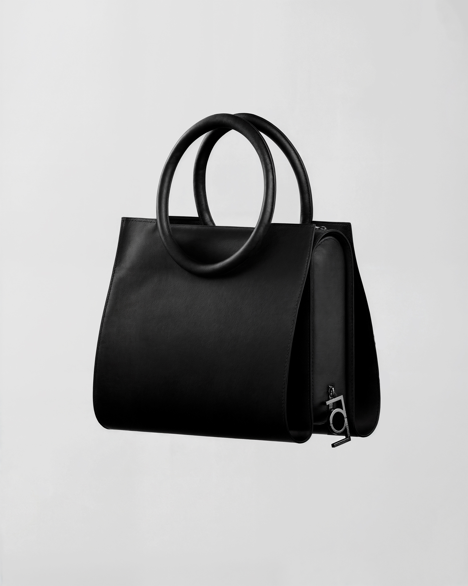 AMOROMA THE ONE BAG FORMAT A4 01