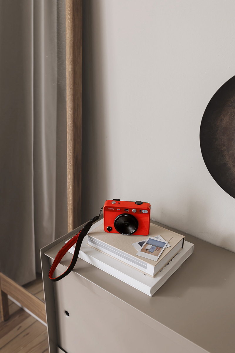 LEICA SOFORT 2 RED 399 EUR CAMPAIGN IMAGE 2