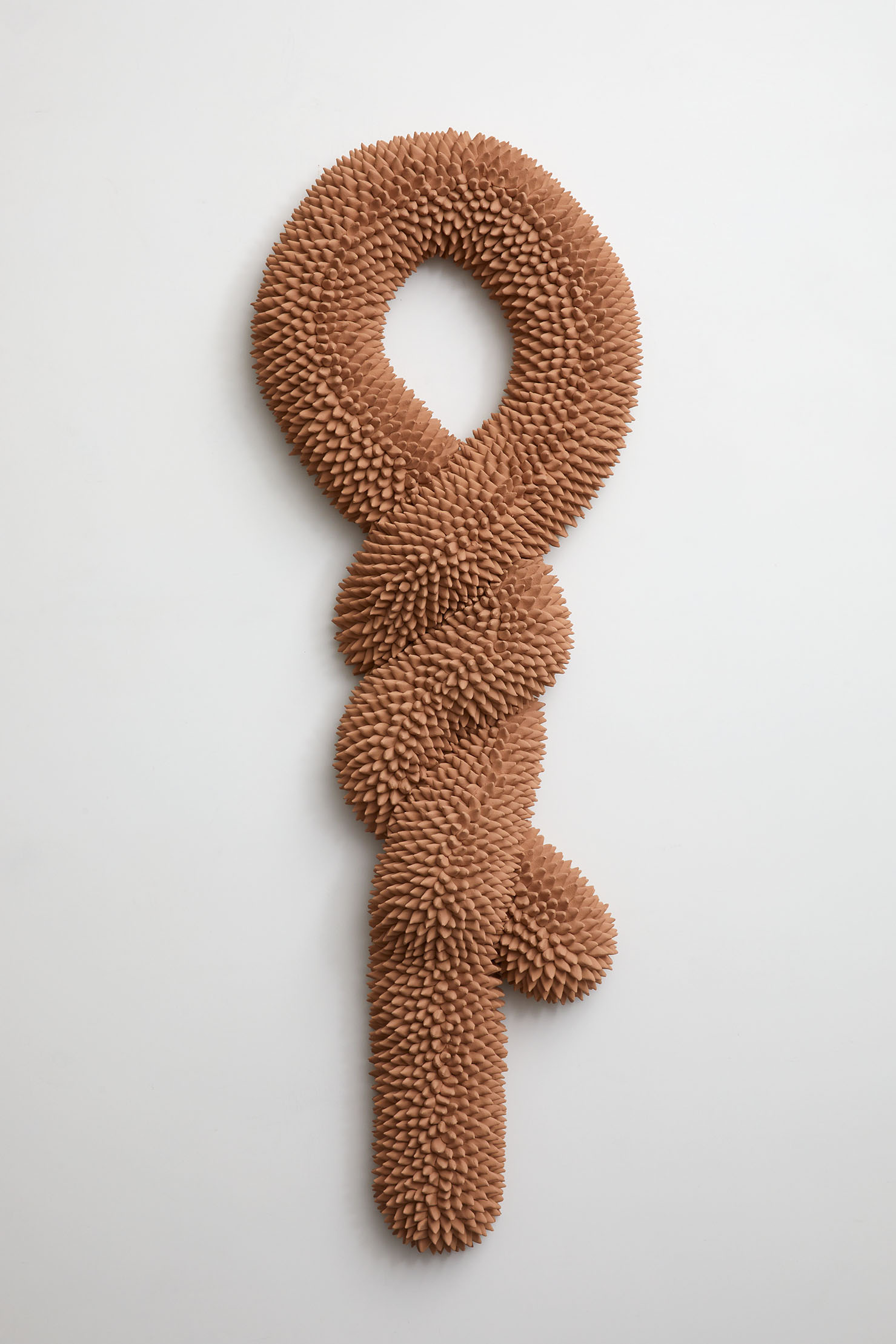 CB26 GALERIE ANNA MARRA ANDRES ANZA TYING THE WALL CERAMICA 115CM X 39CM X 13CM 2023