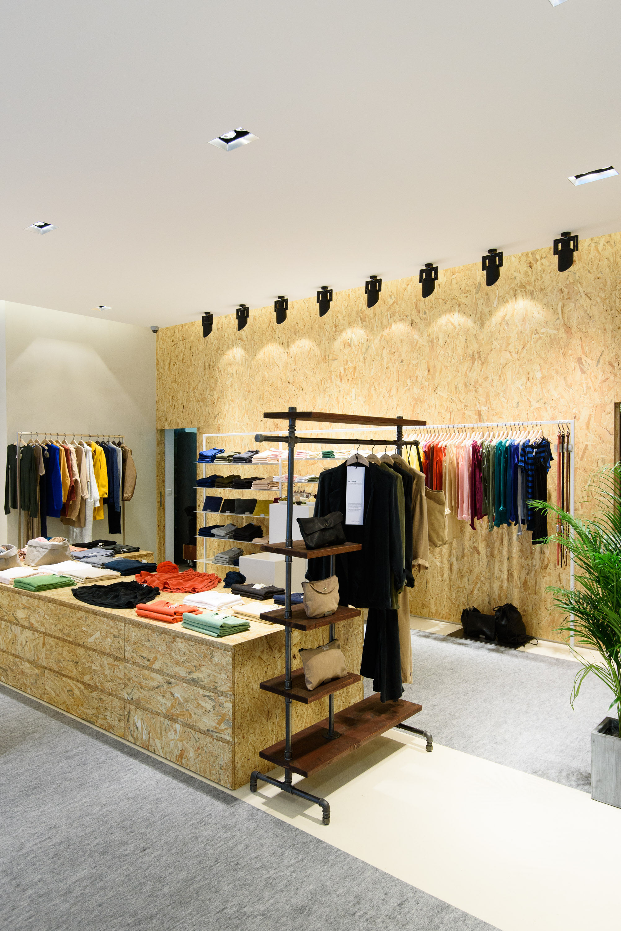 AMERICAN VINTAGE BRUSSELS LOUISE STORE 2