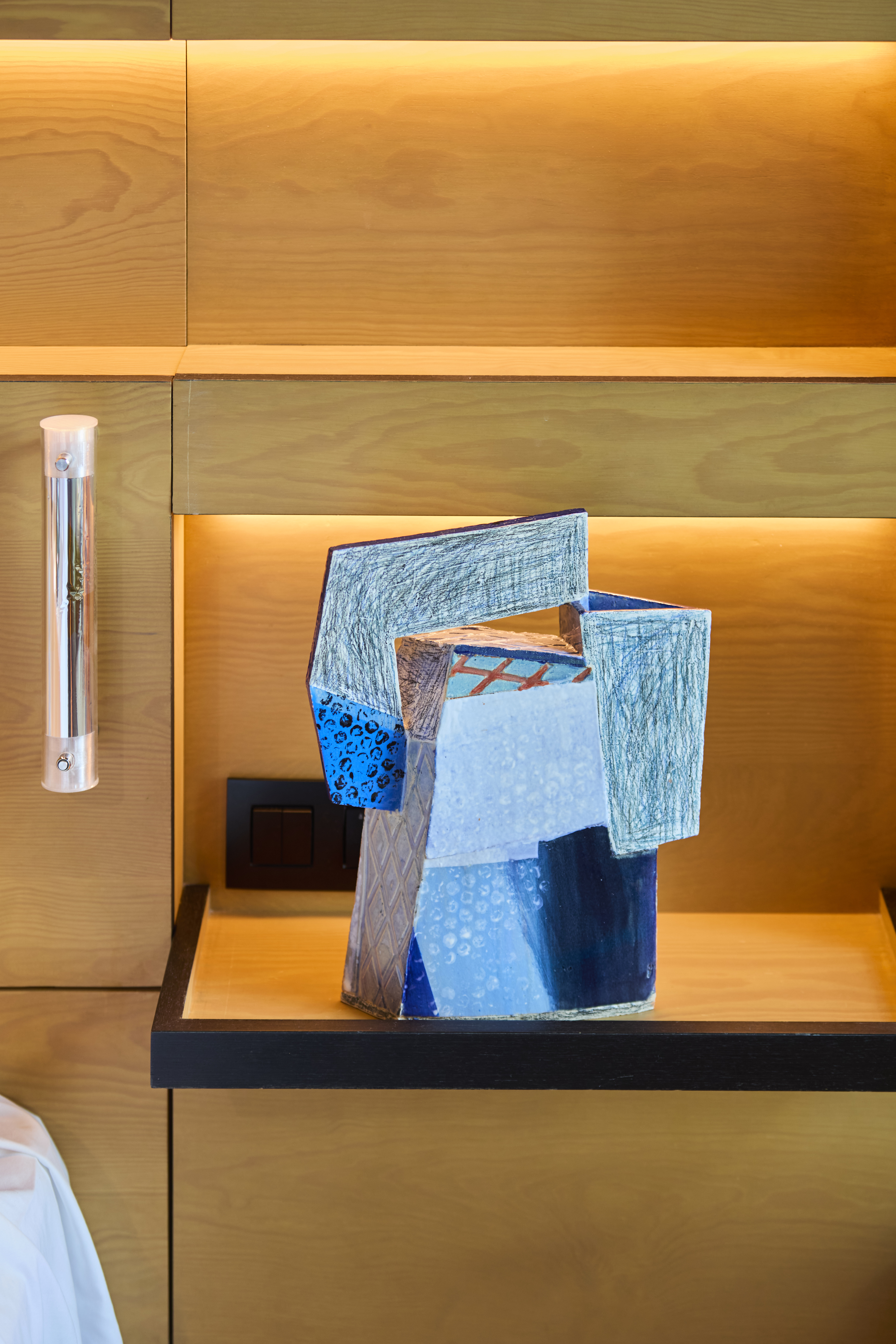 THE ROOMS EXHIBITION VIEW LA PEAU DE L OURS (1) CREDIT STANISLAS HUAUX