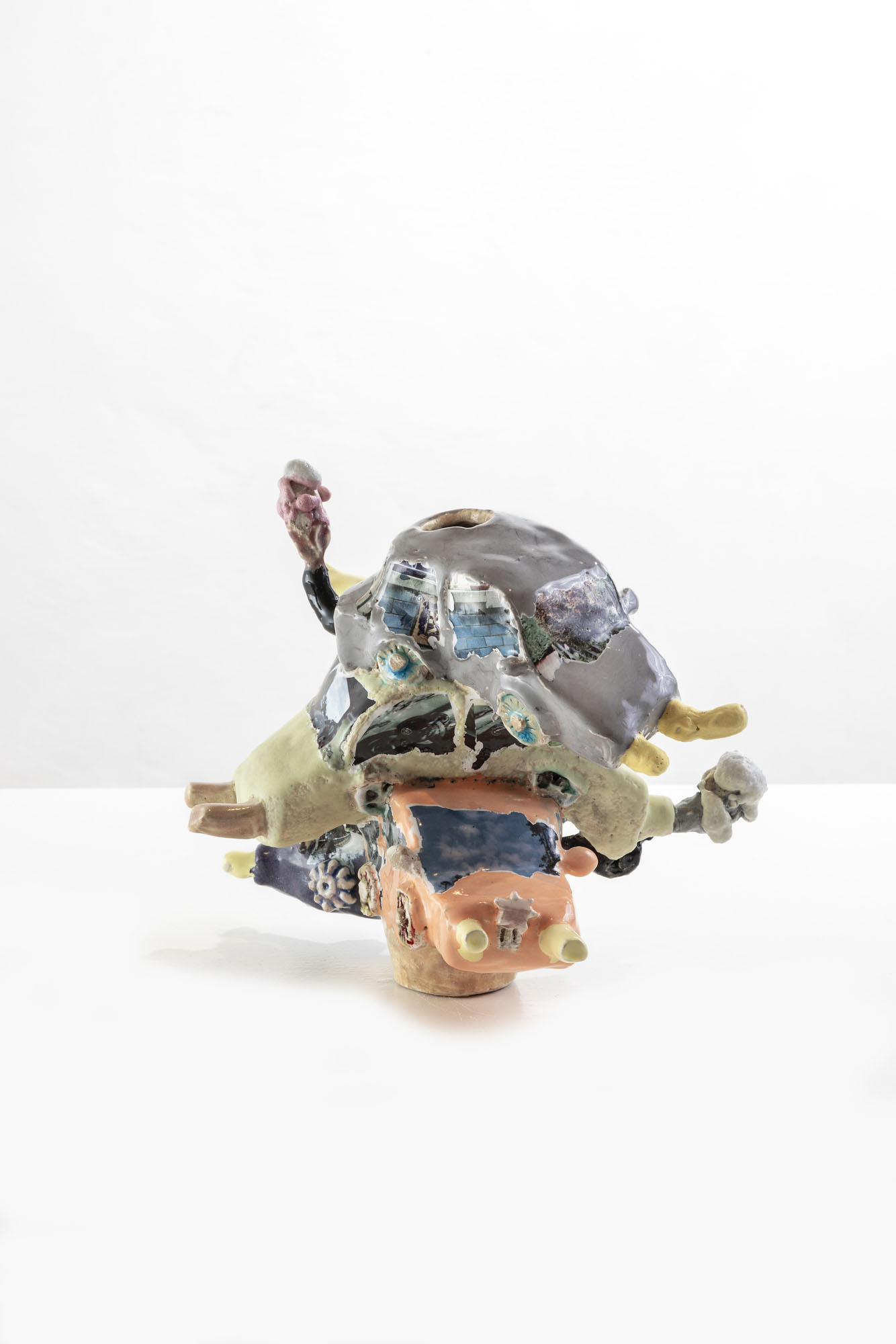 CB26 GALERIA ANTONELLA VILLANOVA NORA ARRIETA CAR GOSSIP STONEWARE GLAZE 23CM X 24CM X 18CM X 2021 CREDIT DECALS