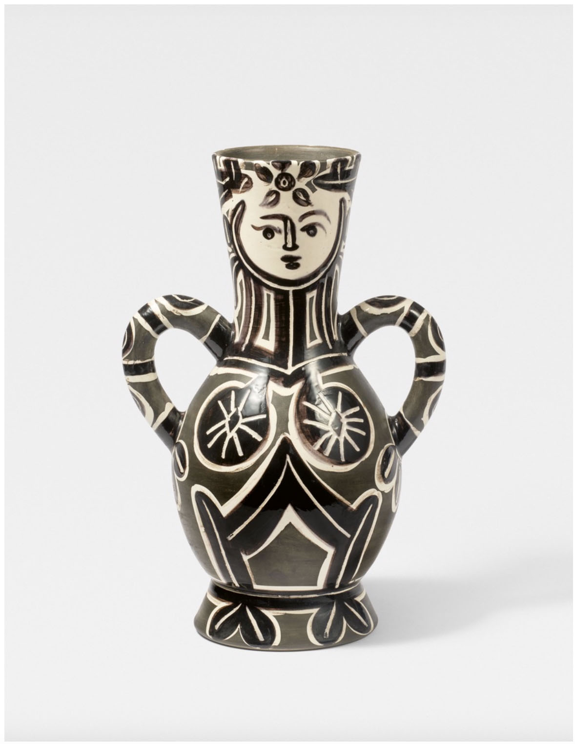 CB26 MALA GALLERY PABLO PICASSO VASE A DEUX ANSES TERRE DE FAIENCE BLANCHE DECOR A L ENGOBE GRAVE AU COUTEAU SOUS COUVERTE PARTIELLE AU PINCEAU H39CM 1953
