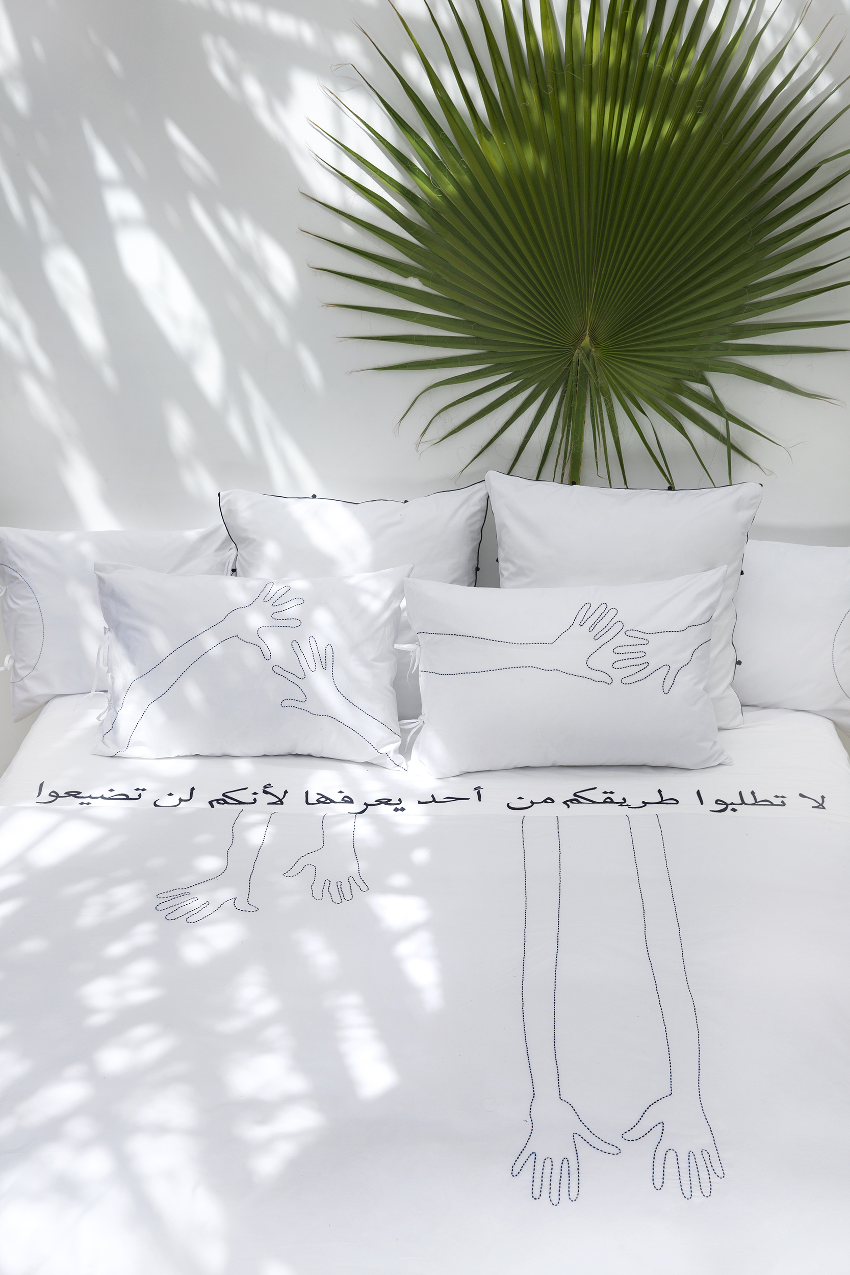 VALERIE BARKOWSKI BED LINEN BLANC OTIS NOIR CREDIT TANIA PANOVA 4