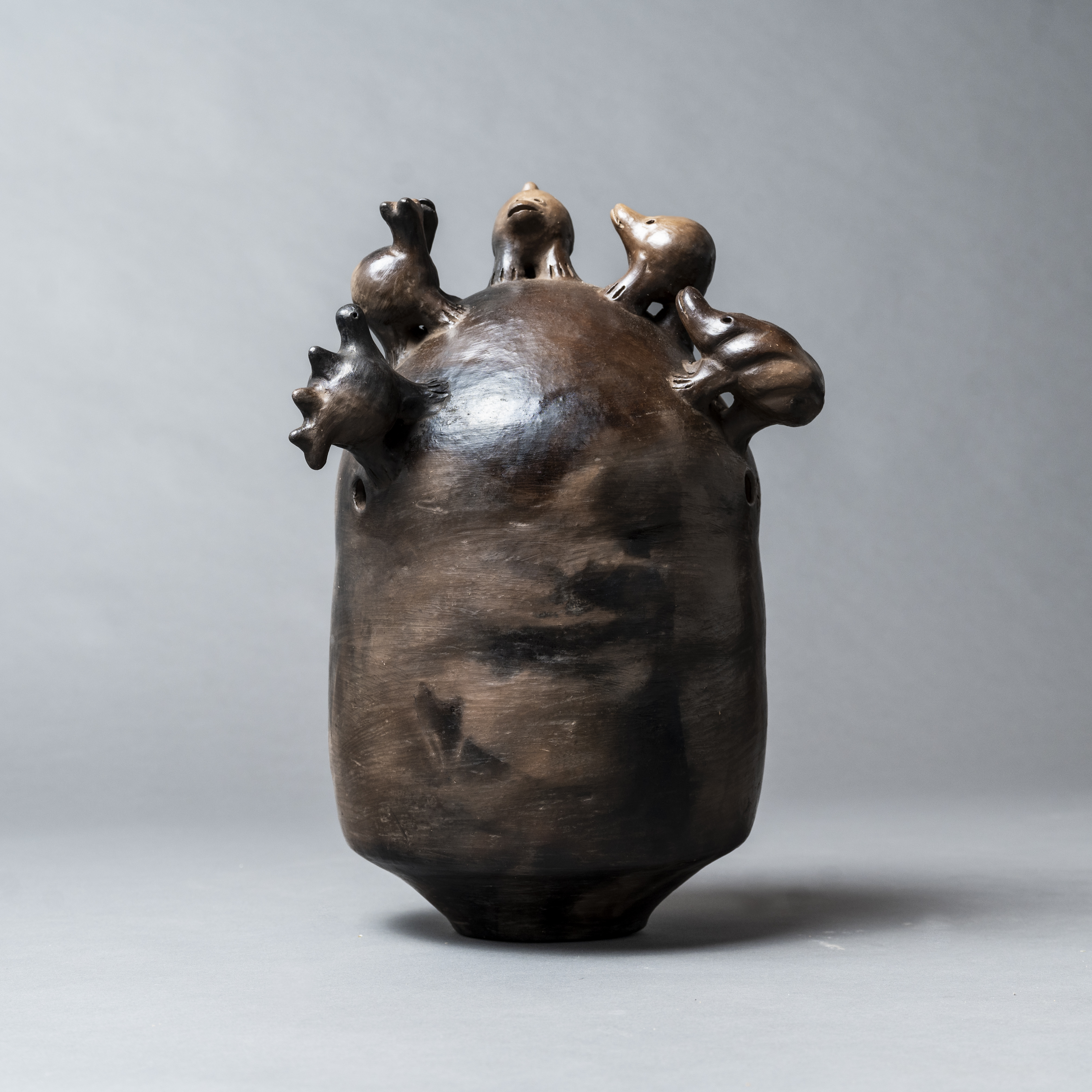 CB26 SORRY WE RE CLOSED JULIA ISIDREZ MUNDO DE JULIA OVALADO HAND BUILTCERAMIC 35CM X 33CM X 48CM 2025 