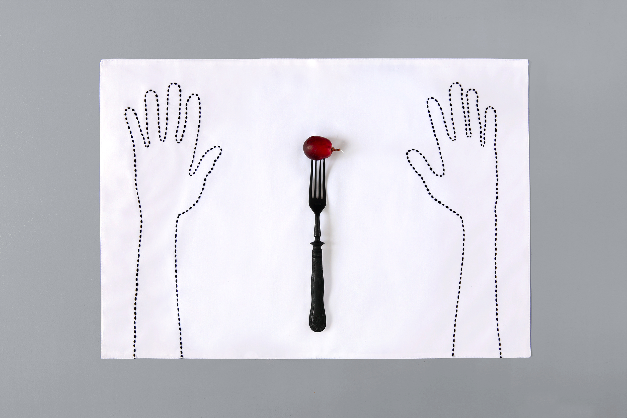 VALERIE BARKOWSKI TABLE LINEN BLANC OTIS NOIR CREDIT TANIA PANOVA 2