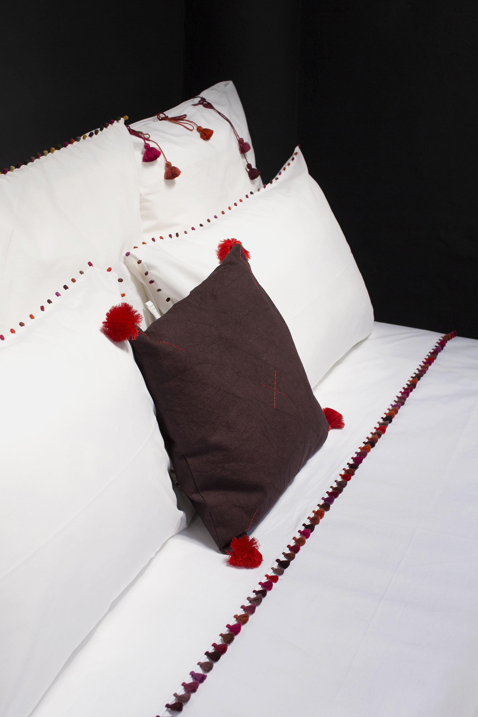 VALERIE BARKOWSKI BED LINEN BLANC ILIAS CRUSH POMPOMS CREDIT TANIA PANOVA