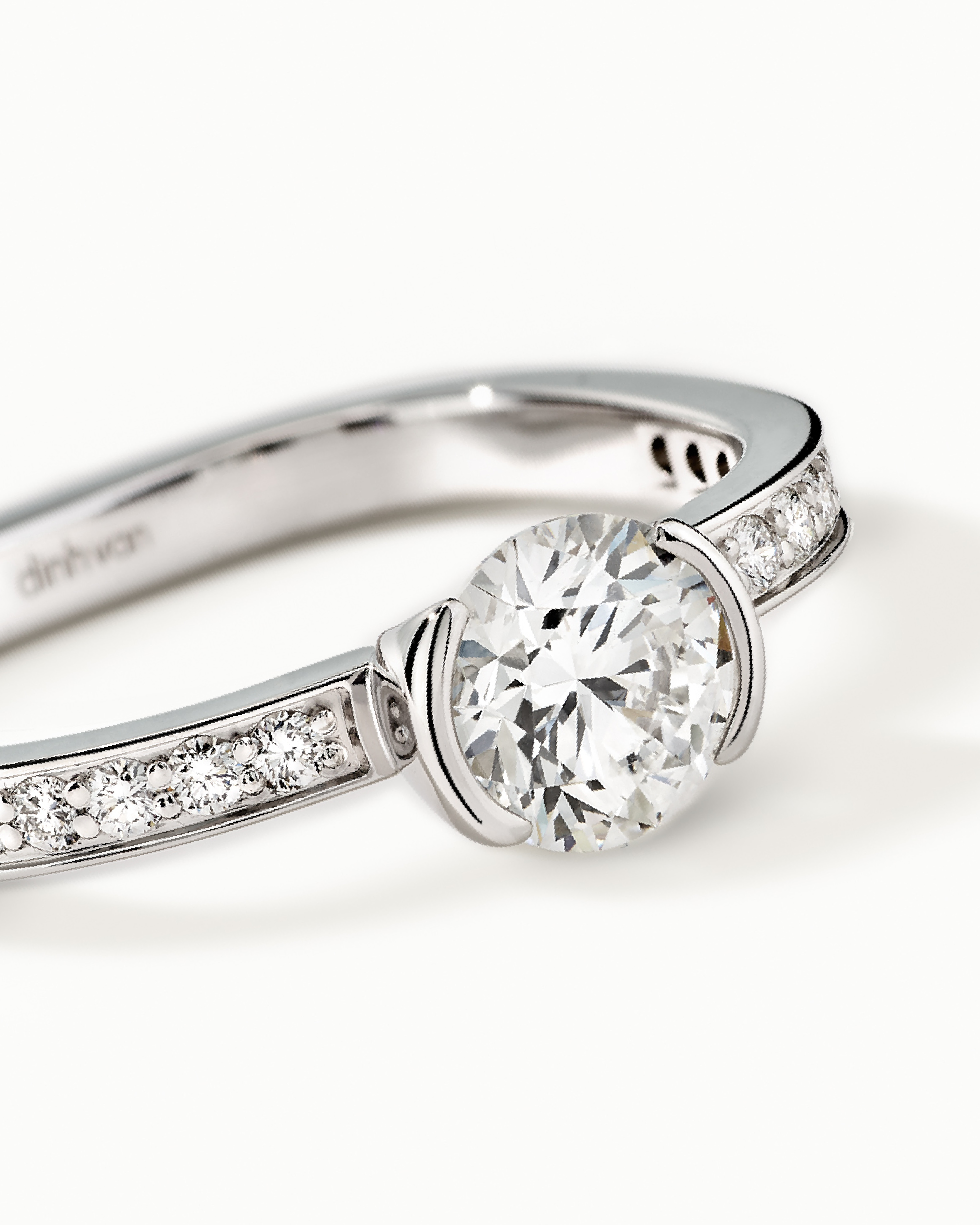 DINH VAN SOLITAIRE FLORE 0 60CT WHITE GOLD AND DIAMONDS 9400EUR