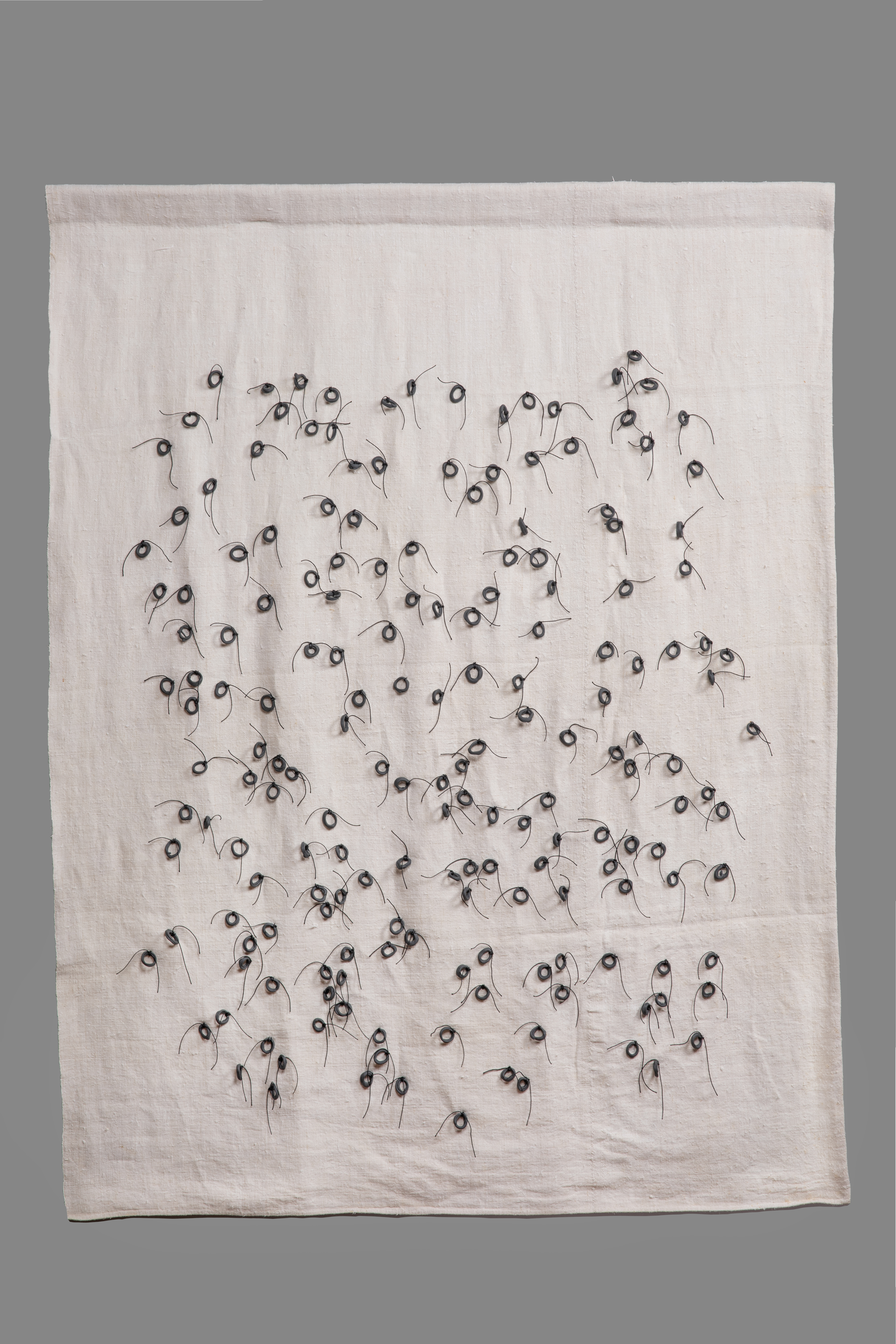 CB26 GALERIE CAPAZZA MIA LLAUDER TAPIS NUMERO O12 PORCELAINE ET LIN 100CM X 125CM CREDITS ARTHUR MONFRAIS