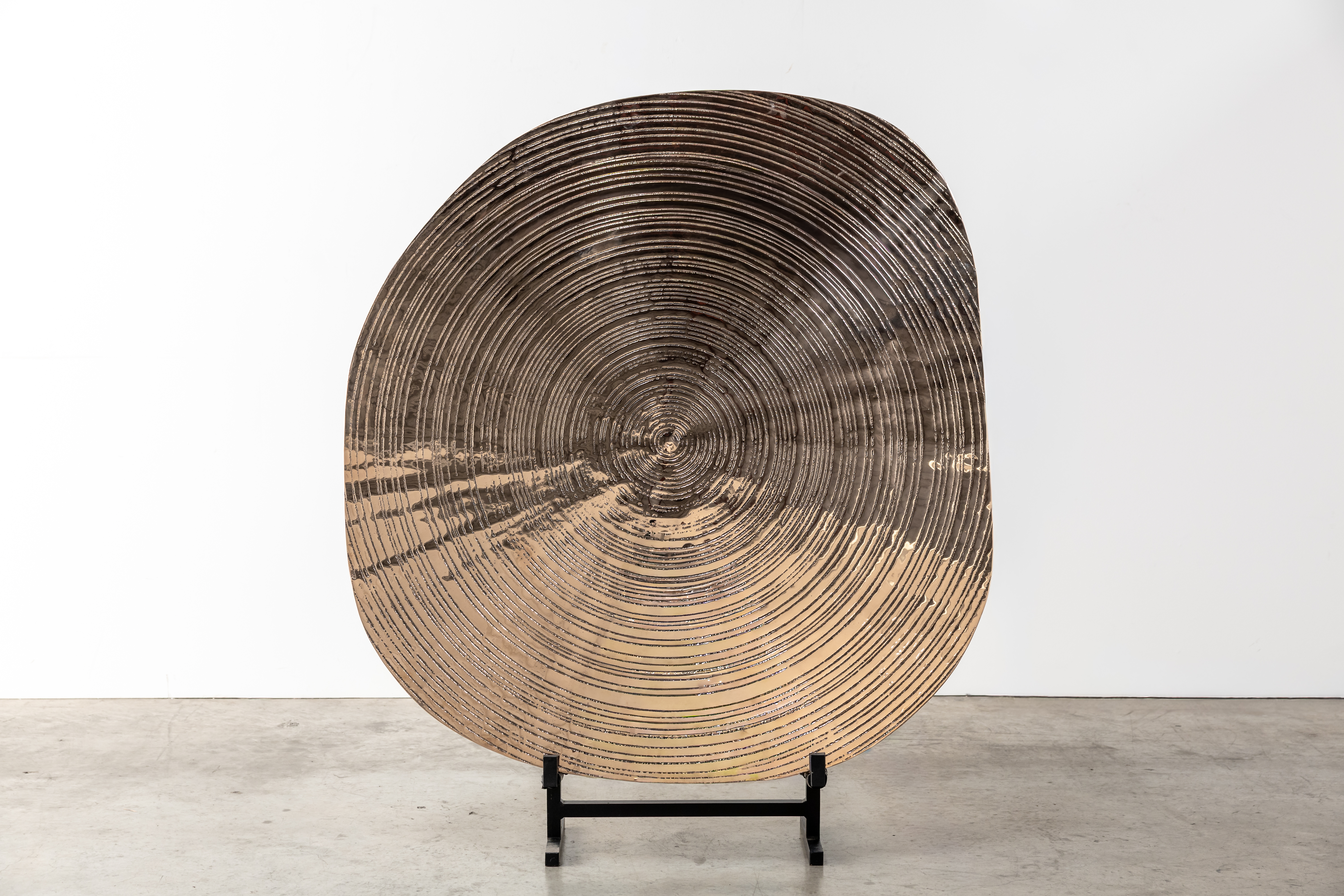 ADO CHALE TABLE FREEFORM 150CM X 140CM CREDIT GILLES VAN DEN ABEELE