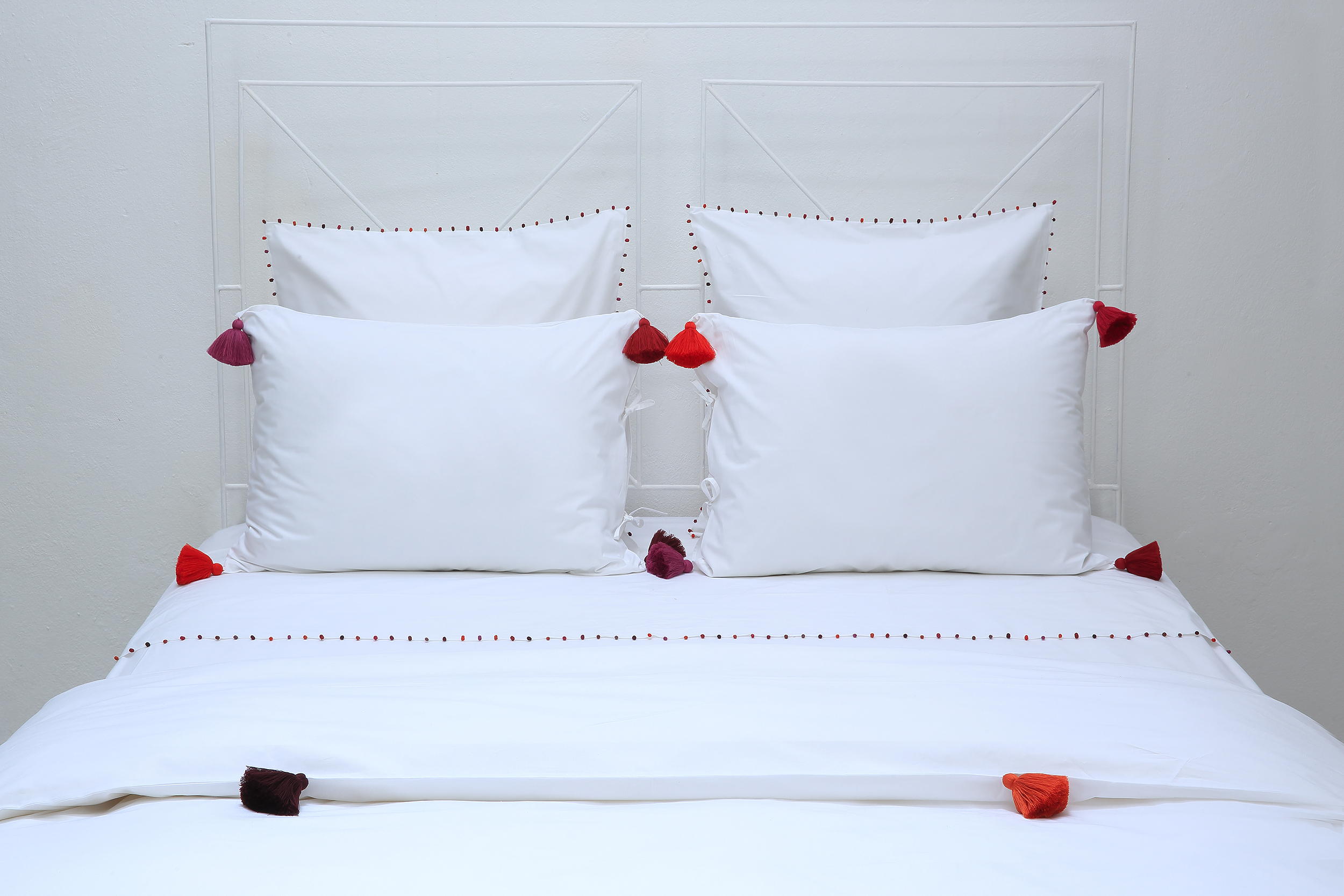 VALERIE BARKOWSKI BED LINEN BLANC POMPONS TULUM CRUSH CREDIT TANIA PANOVA