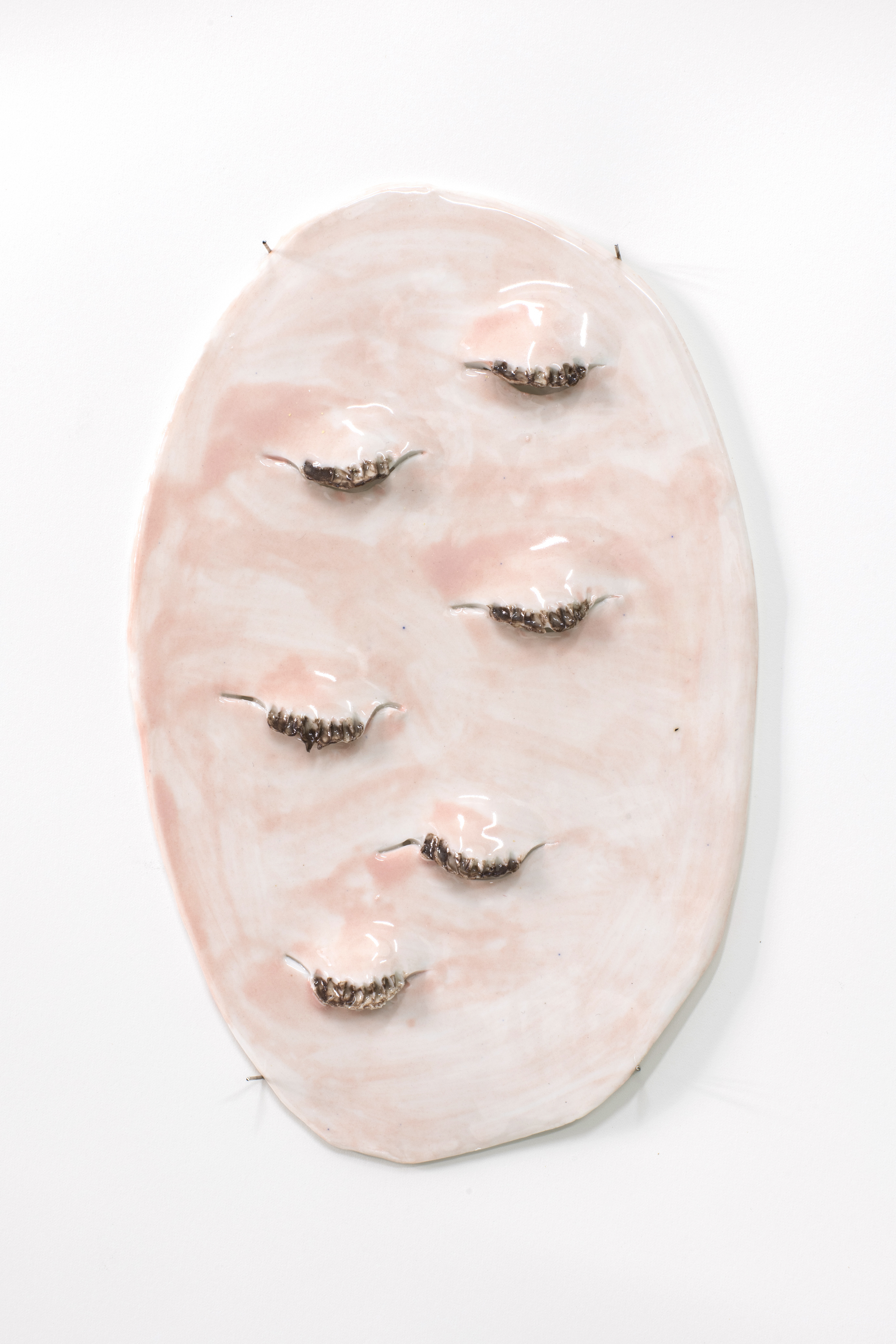 THE ROOMS DEVILLEZ CHARLOTTE BEAUDRY 1968 FLAQUE YEUX 2019 PORCELAINE 23x15 CM CREDIT ISABELLE ARTHUIS