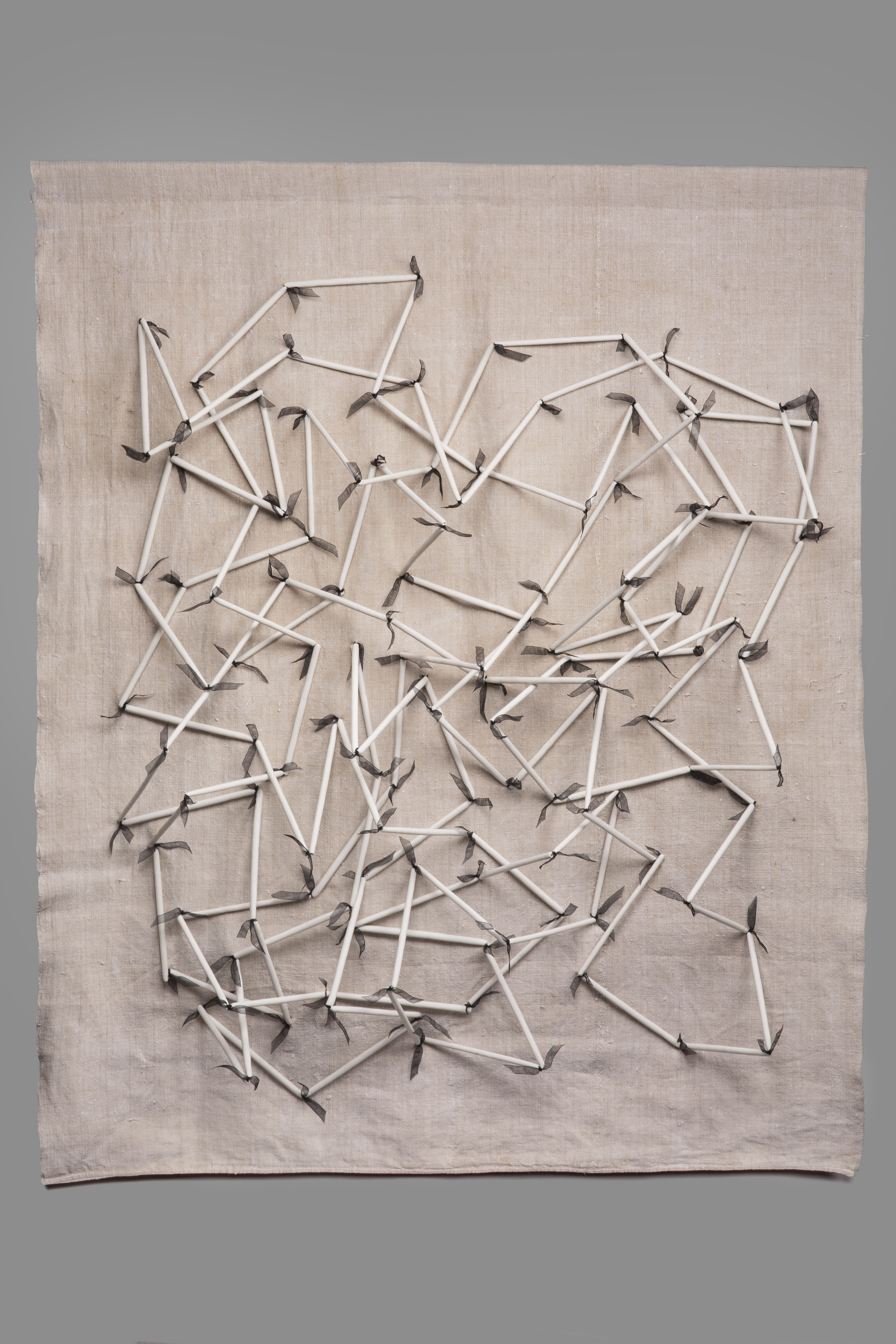 CB26 GALERIE CAPAZZA MIA LLAUDER TAPIS NUMERO 10 PORCELAINE ET LIN 100CM X 125CM CREDIT ARTHUR MONFRAIS