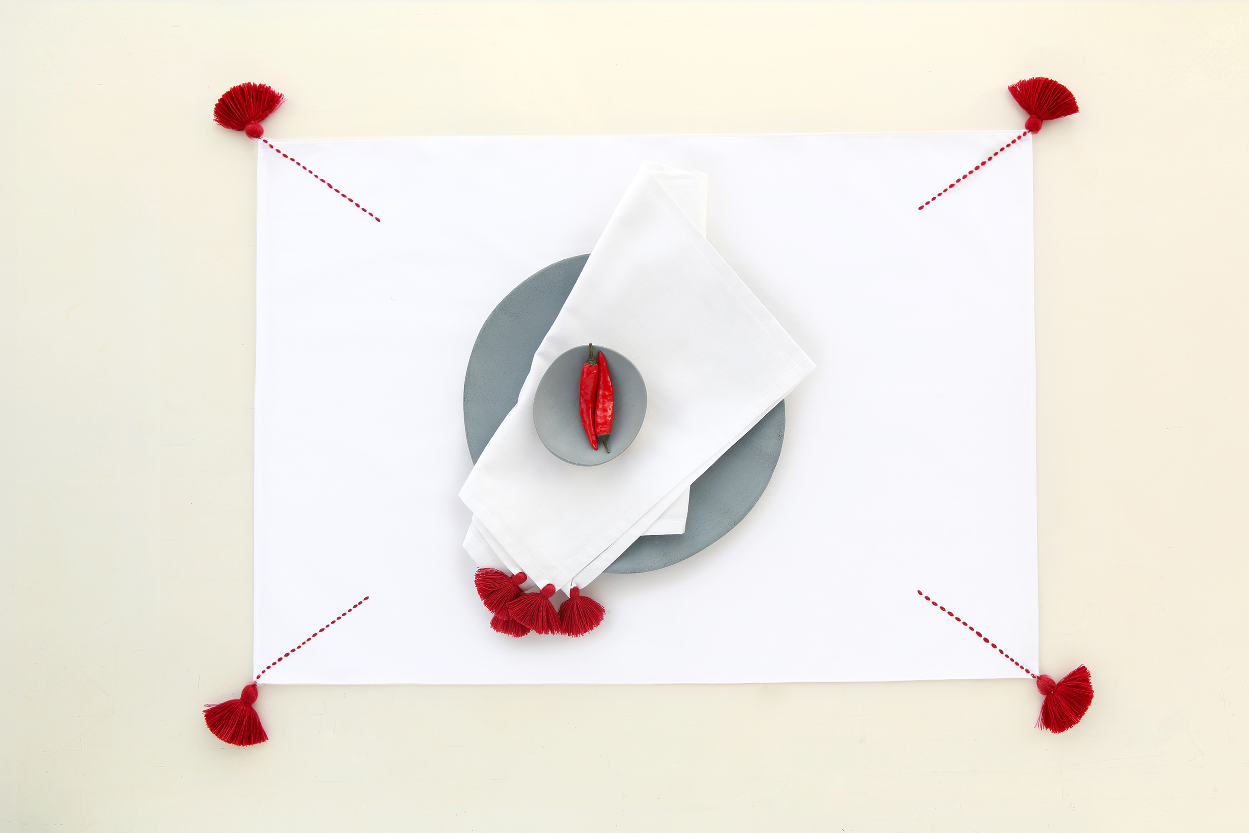 VALERIE BARKOWSKI TABLE LINEN BLANC BROKEN KROSS CARMIN SET TABLE SERVIETTE TULUM CREDIT TANIA PANOVA VBARKOWSKI