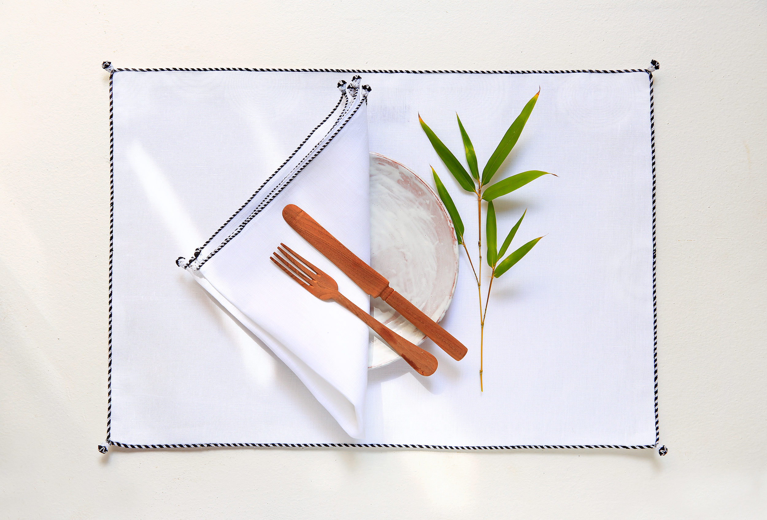 VALERIE BARKOWSKI TABLE LINEN BLANC NIL NOIR CREDIT TANIA PANOVA 2