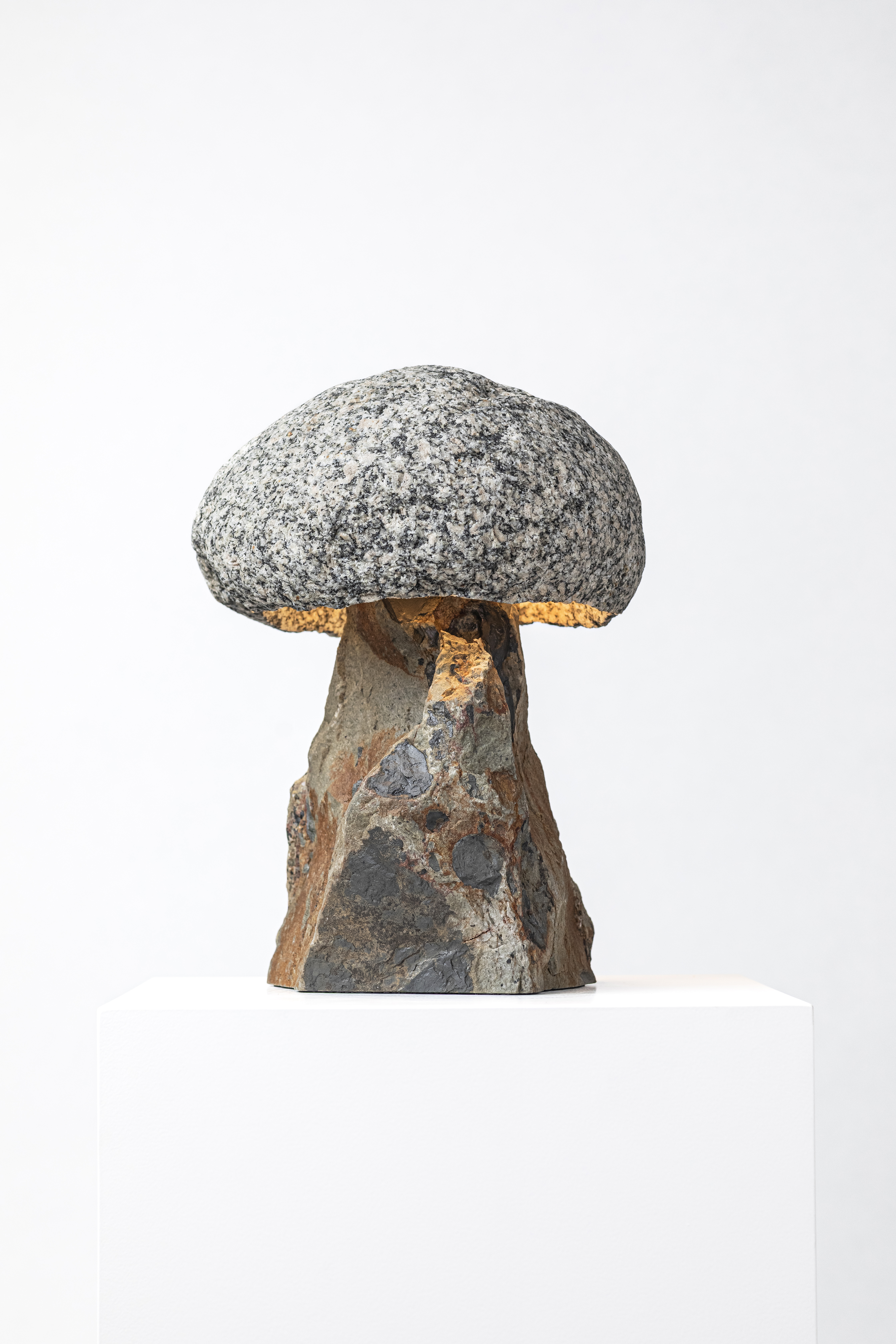 THE ROOMS SORRY WE ARE CLOSED MAARTEN DE CEULAER CAIRN LIGHT 19 CREDIT SISKA VANDECASTEELE