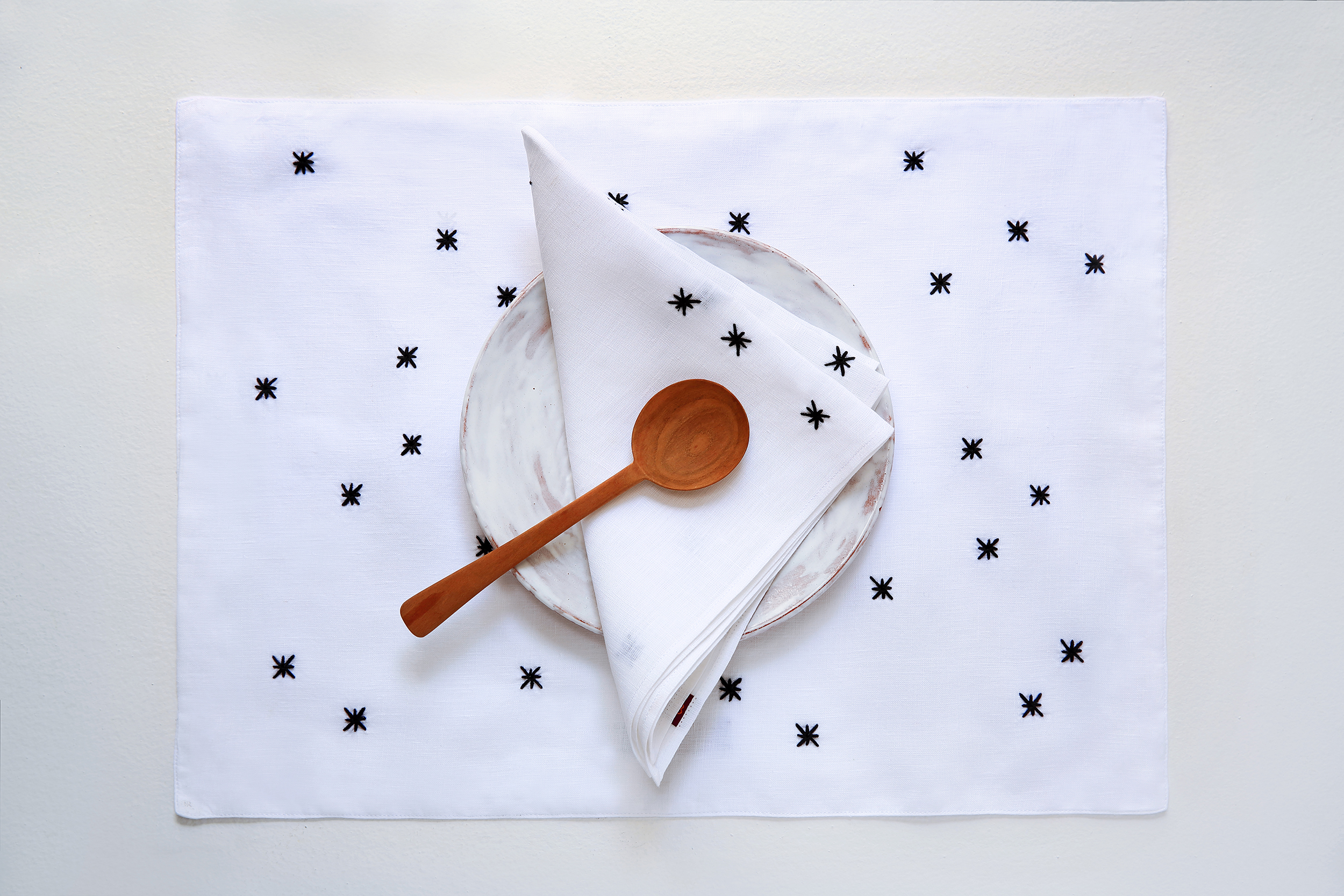 VALERIE BARKOWSKI TABLE LINEN BLANC NOON NOIR CREDIT TANIA PANOVA (1)