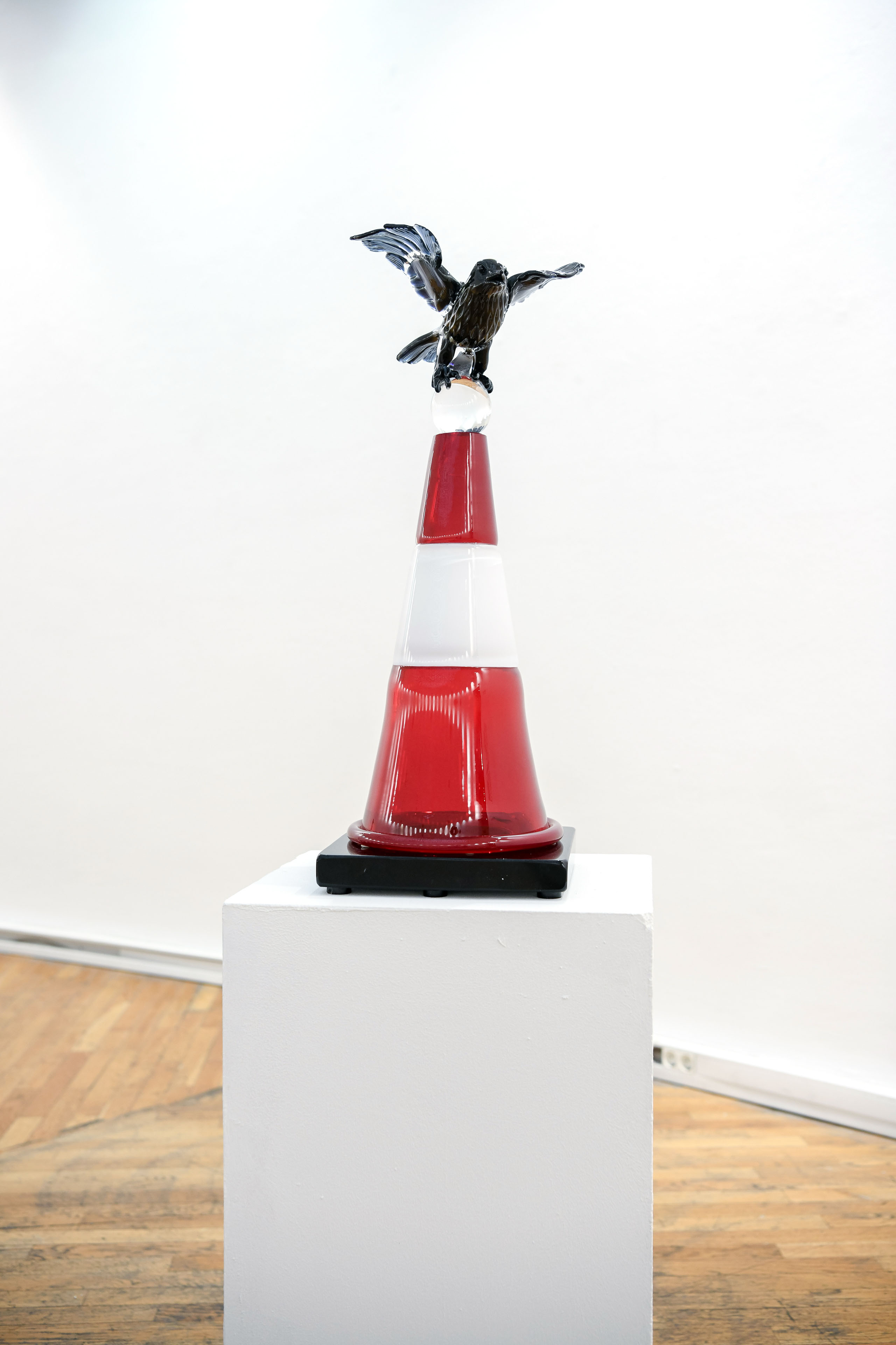 CB26 AL TIBA9 GALLERY BARRY WOLFRYD AS THE CROWN FLIES MURANOGLASS 64×25X25 CM 2023