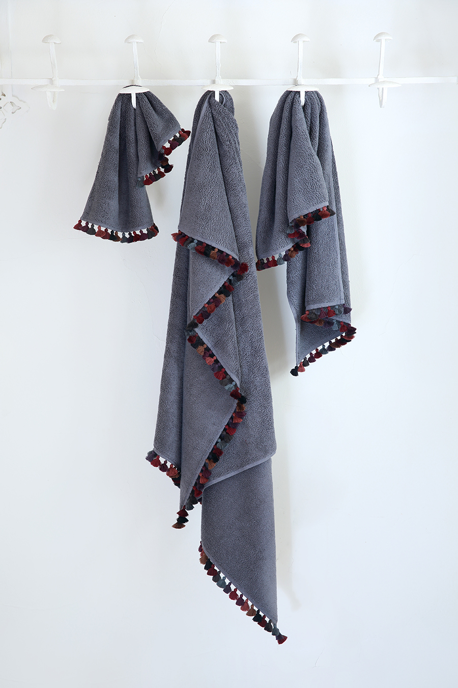 VALERIE BARKOWSKI BATH LINEN LAMU GRIS CREDIT DELPHINE WARIN