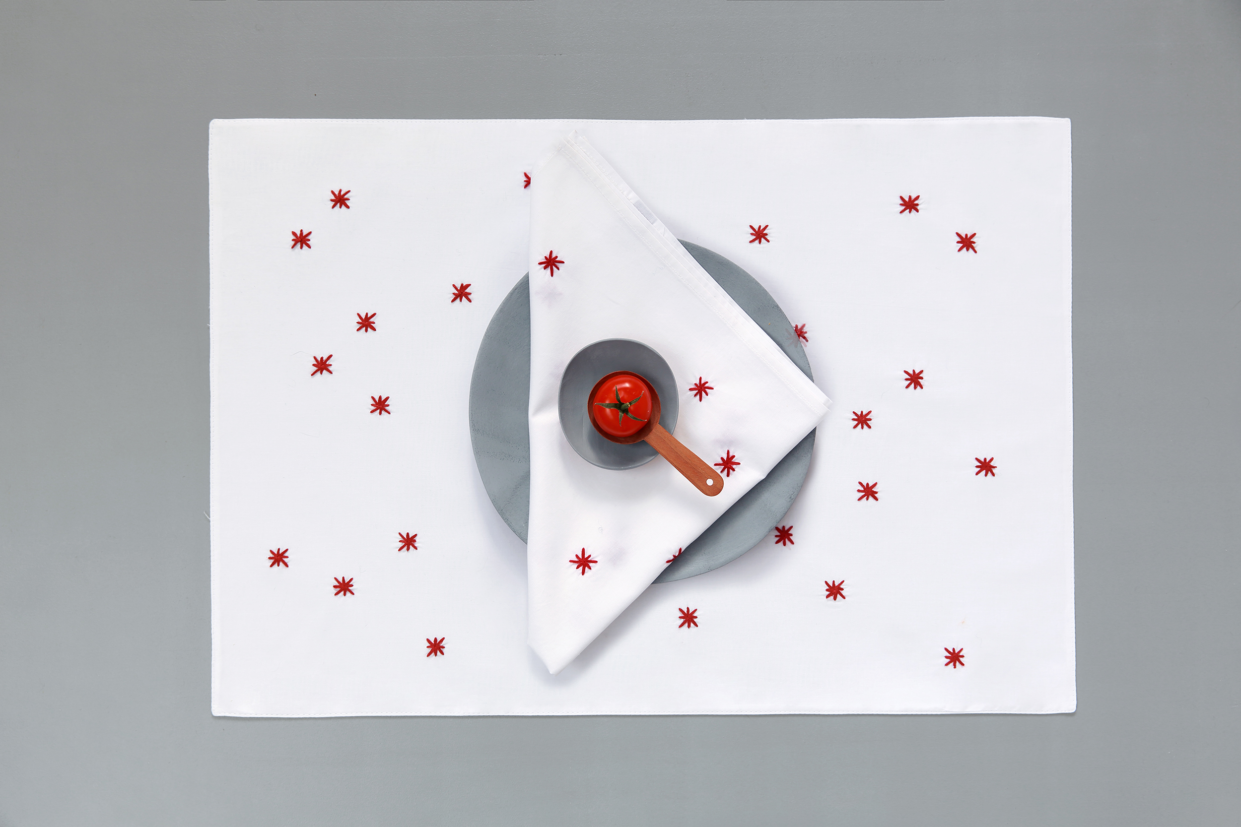 VALERIE BARKOWSKI TABLE LINEN BLANC NOON CARMIN CREDIT TANIA PANOVA